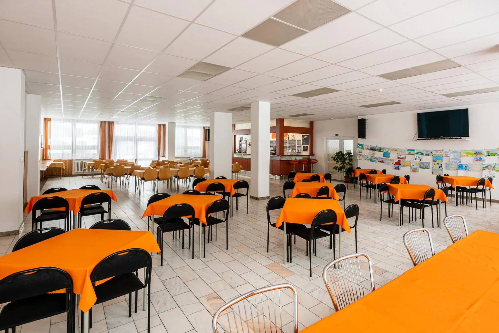 Restaurant/places to eat in HOTEL AGRI