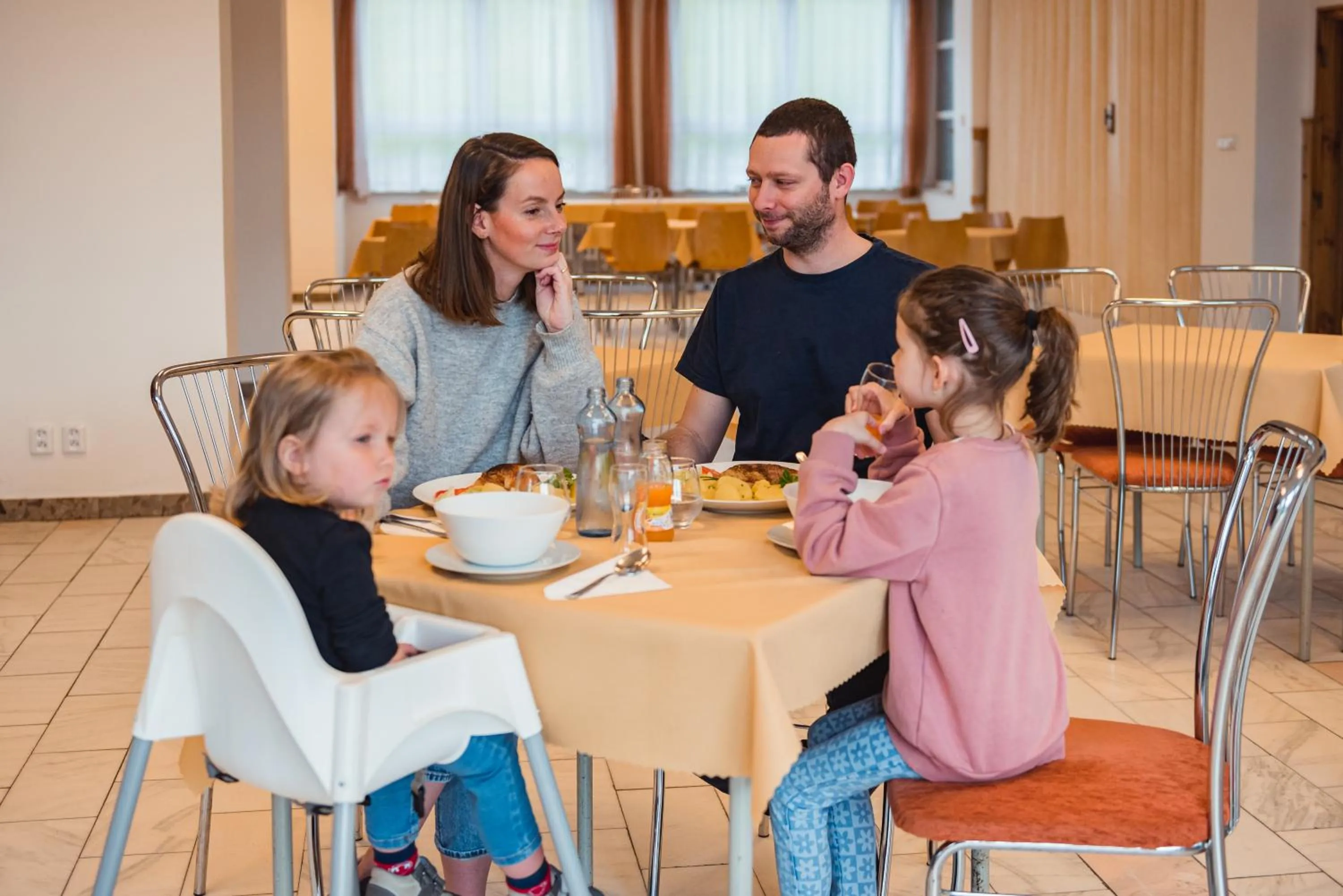 Restaurant/places to eat in HOTEL AGRI