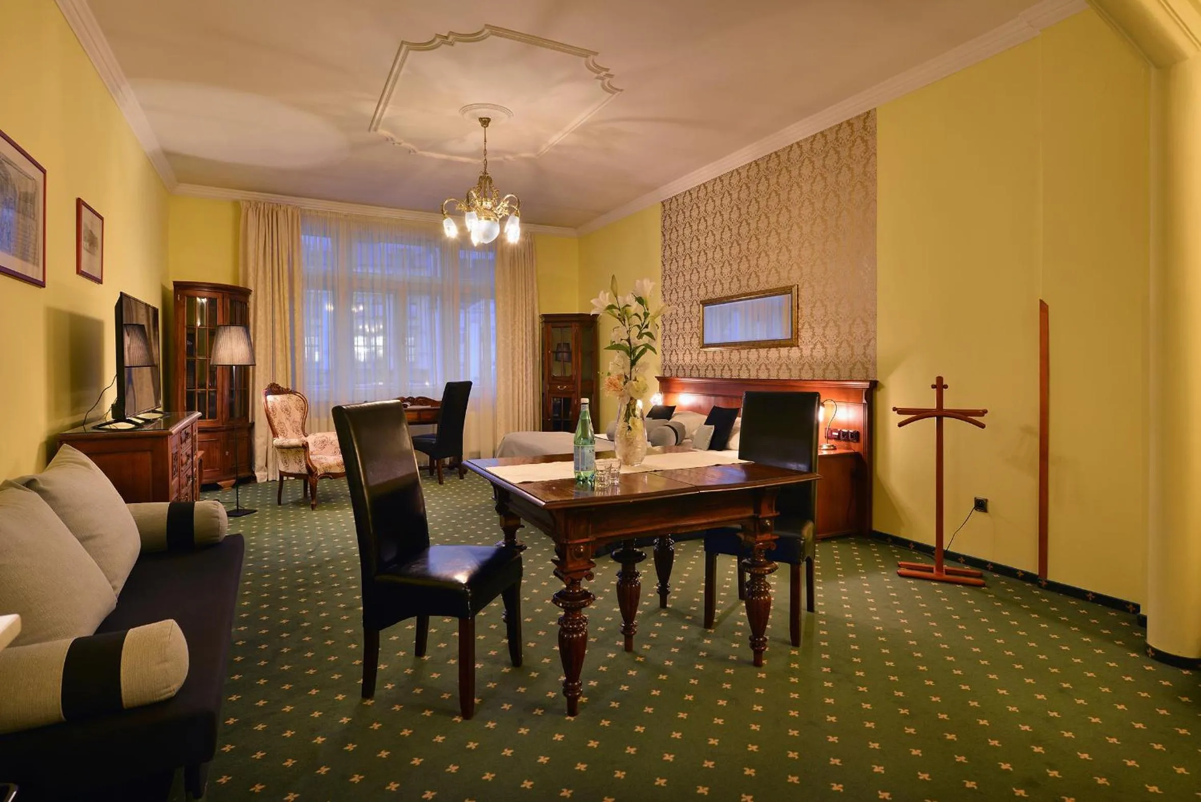 Photo of the whole room in City Hotel Morris