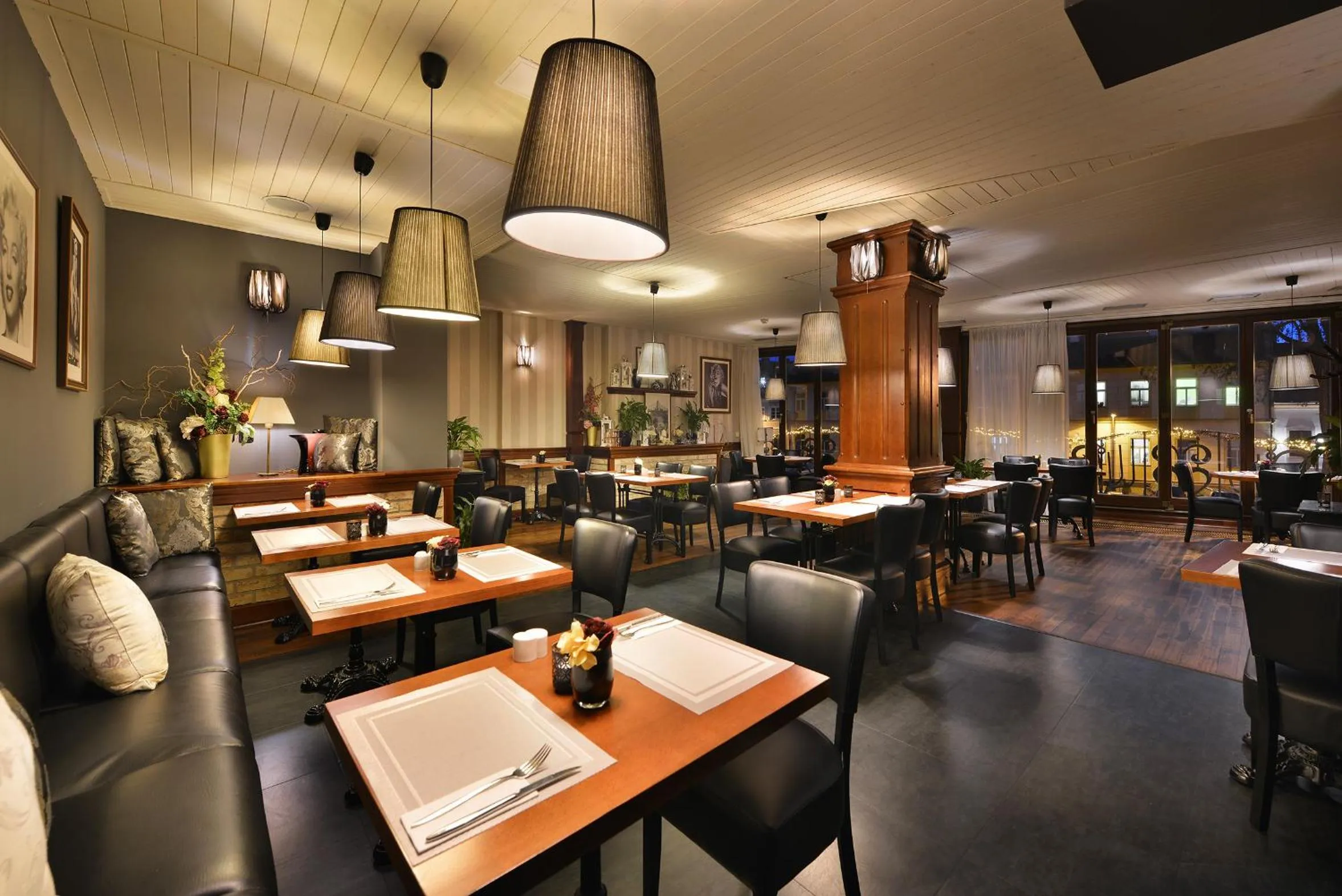 Restaurant/places to eat in City Hotel Morris