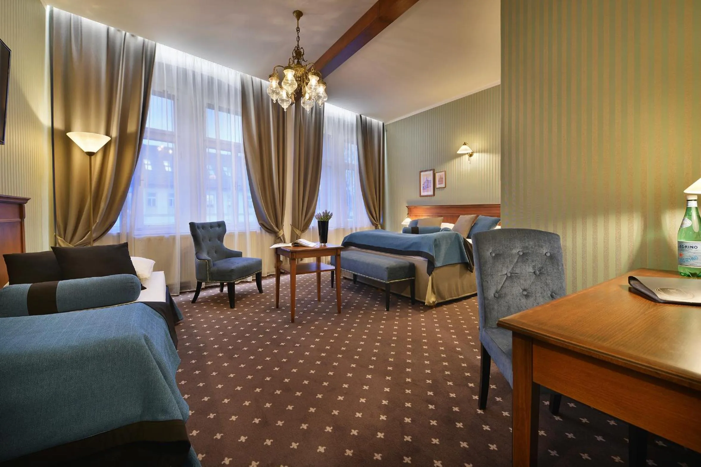 Photo of the whole room in City Hotel Morris