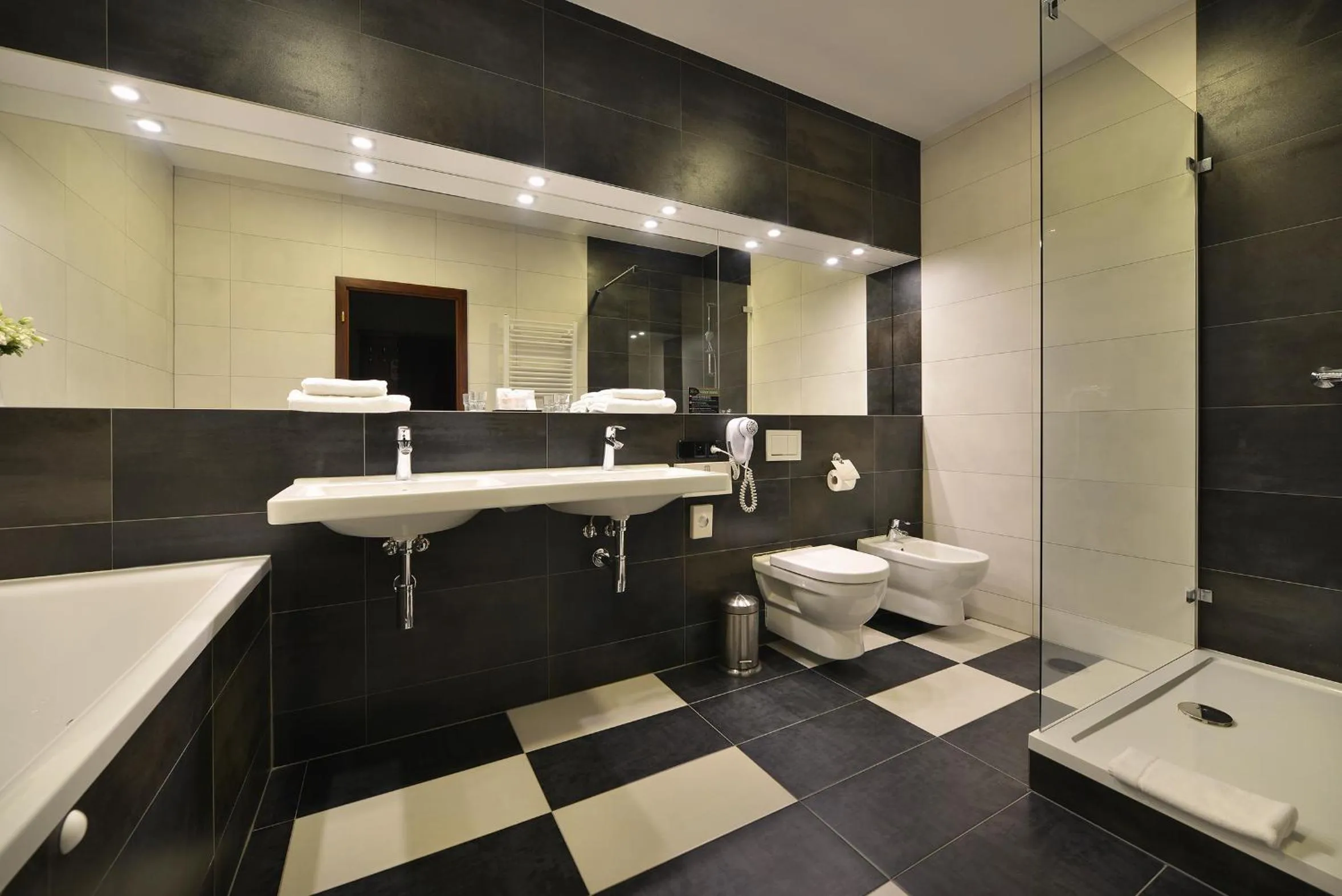 Shower in City Hotel Morris