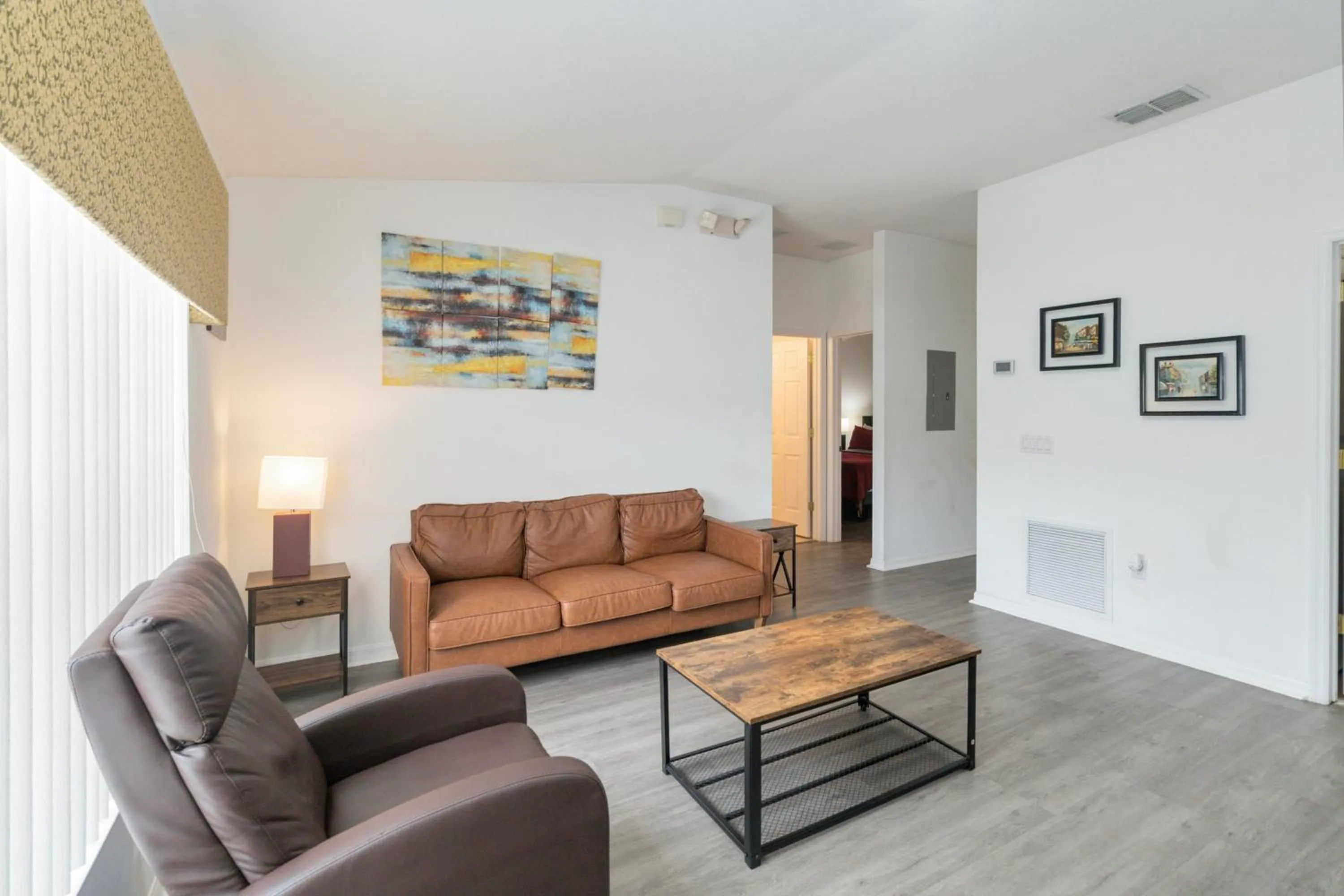 Property building in Huge Screened Patio That Overlooks Lake Buck, Near Famous Attractions!!