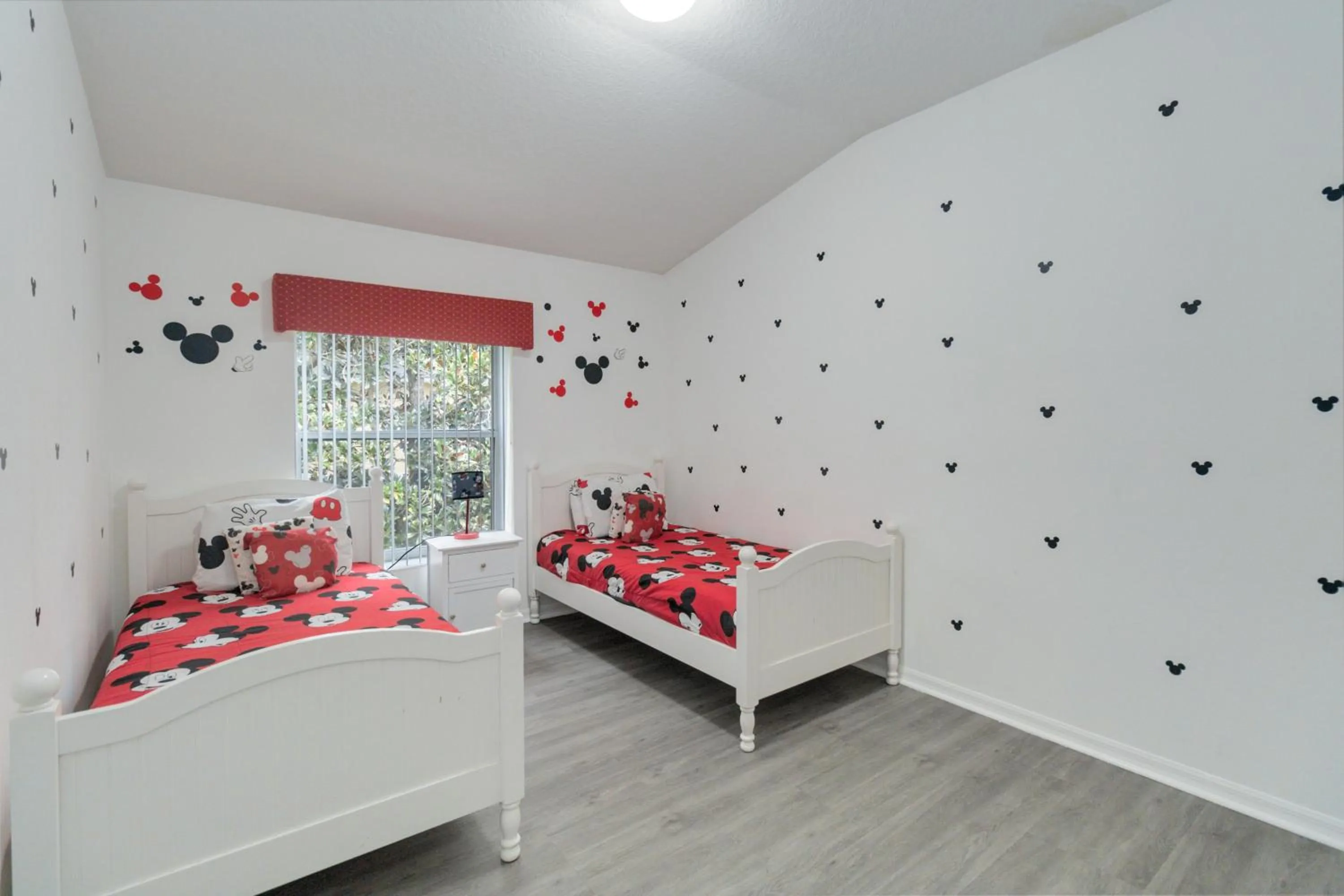 Property building, Bed in Huge Screened Patio That Overlooks Lake Buck, Near Famous Attractions!!