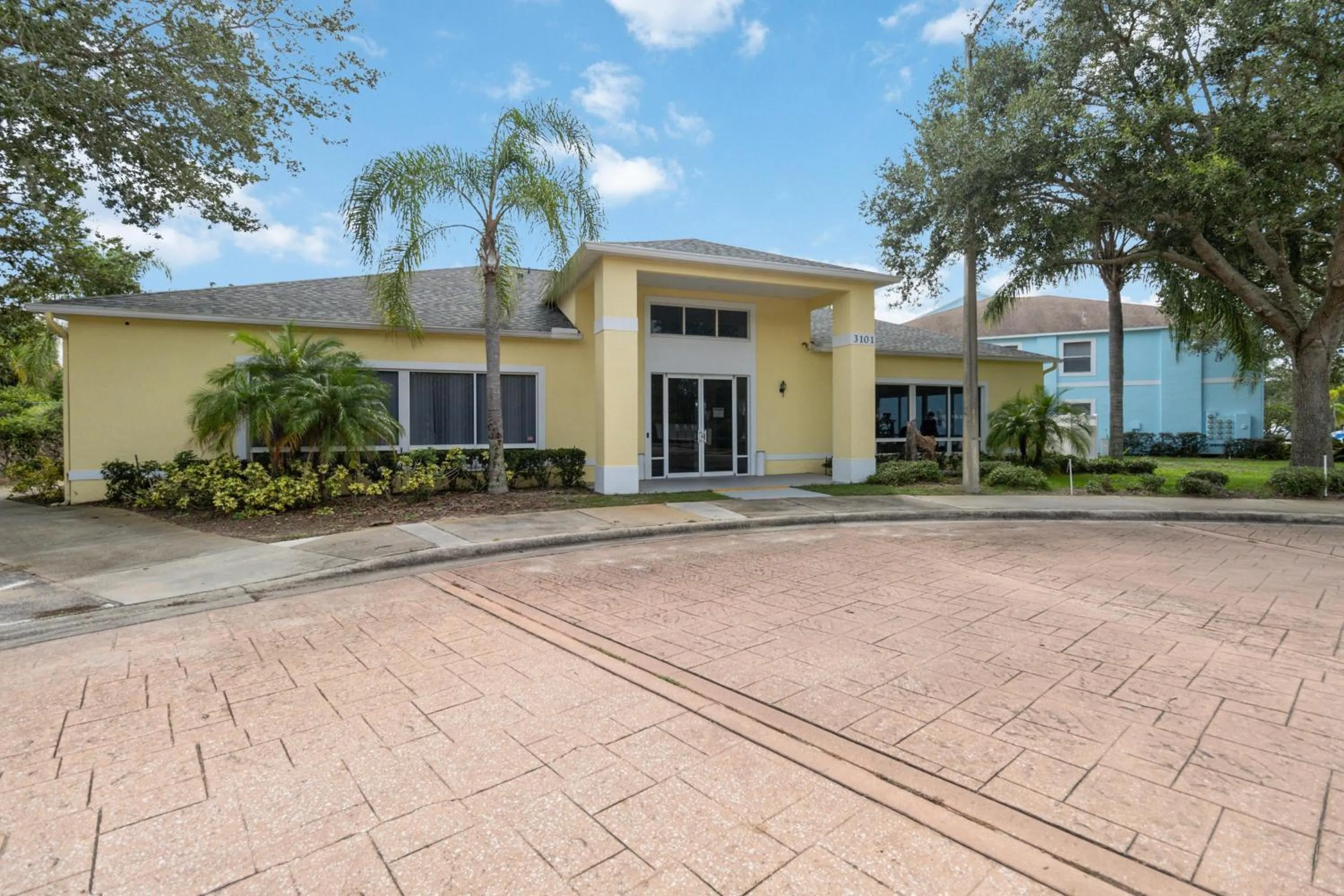 Property building in Huge Screened Patio That Overlooks Lake Buck, Near Famous Attractions!!