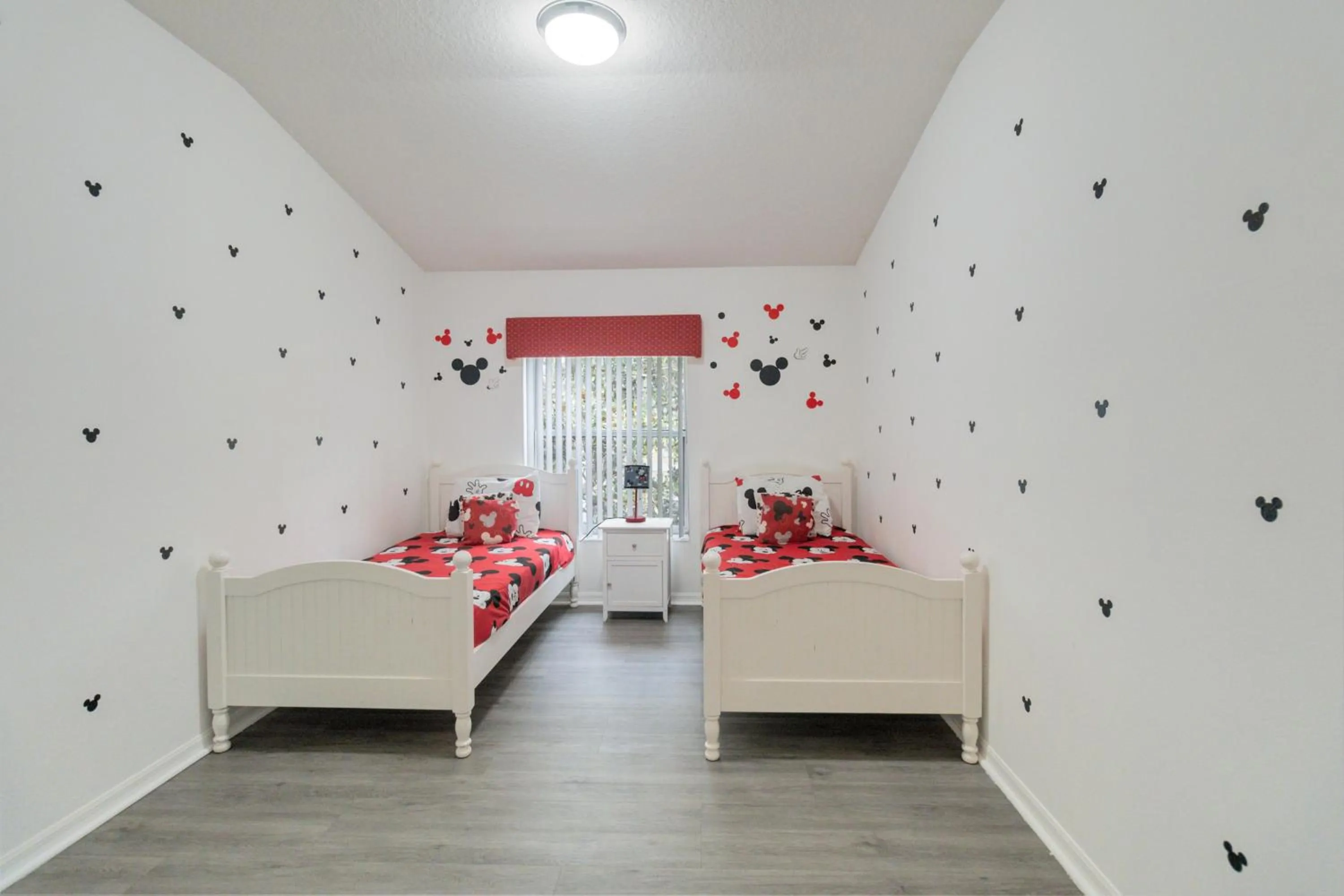 Property building, Bed in Huge Screened Patio That Overlooks Lake Buck, Near Famous Attractions!!