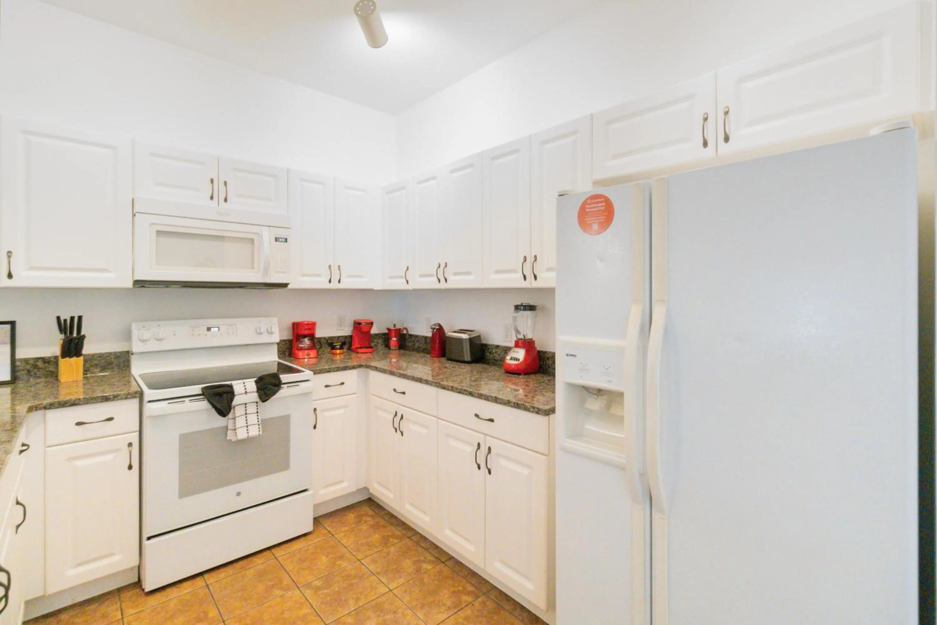 Property building in Huge Screened Patio That Overlooks Lake Buck, Near Famous Attractions!!