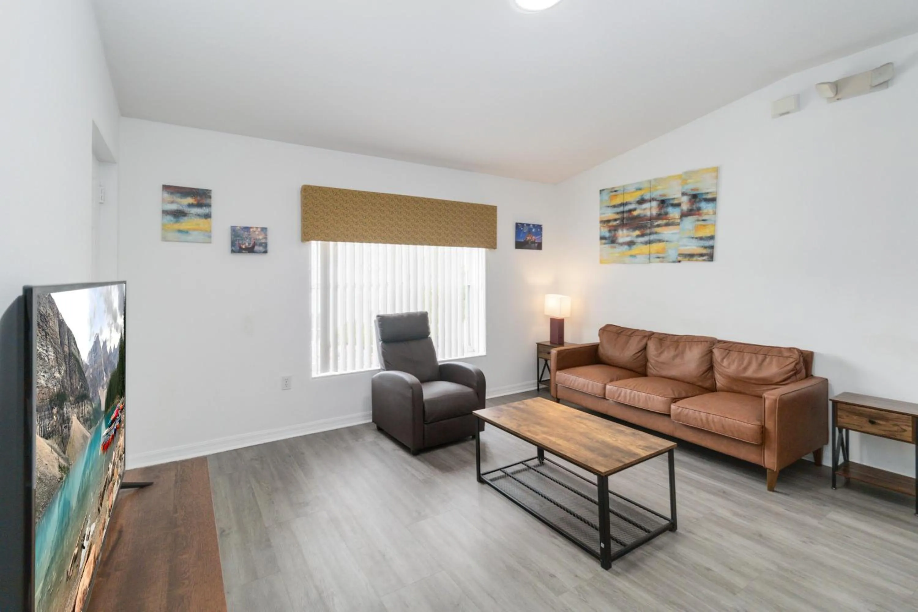 Property building in Huge Screened Patio That Overlooks Lake Buck, Near Famous Attractions!!