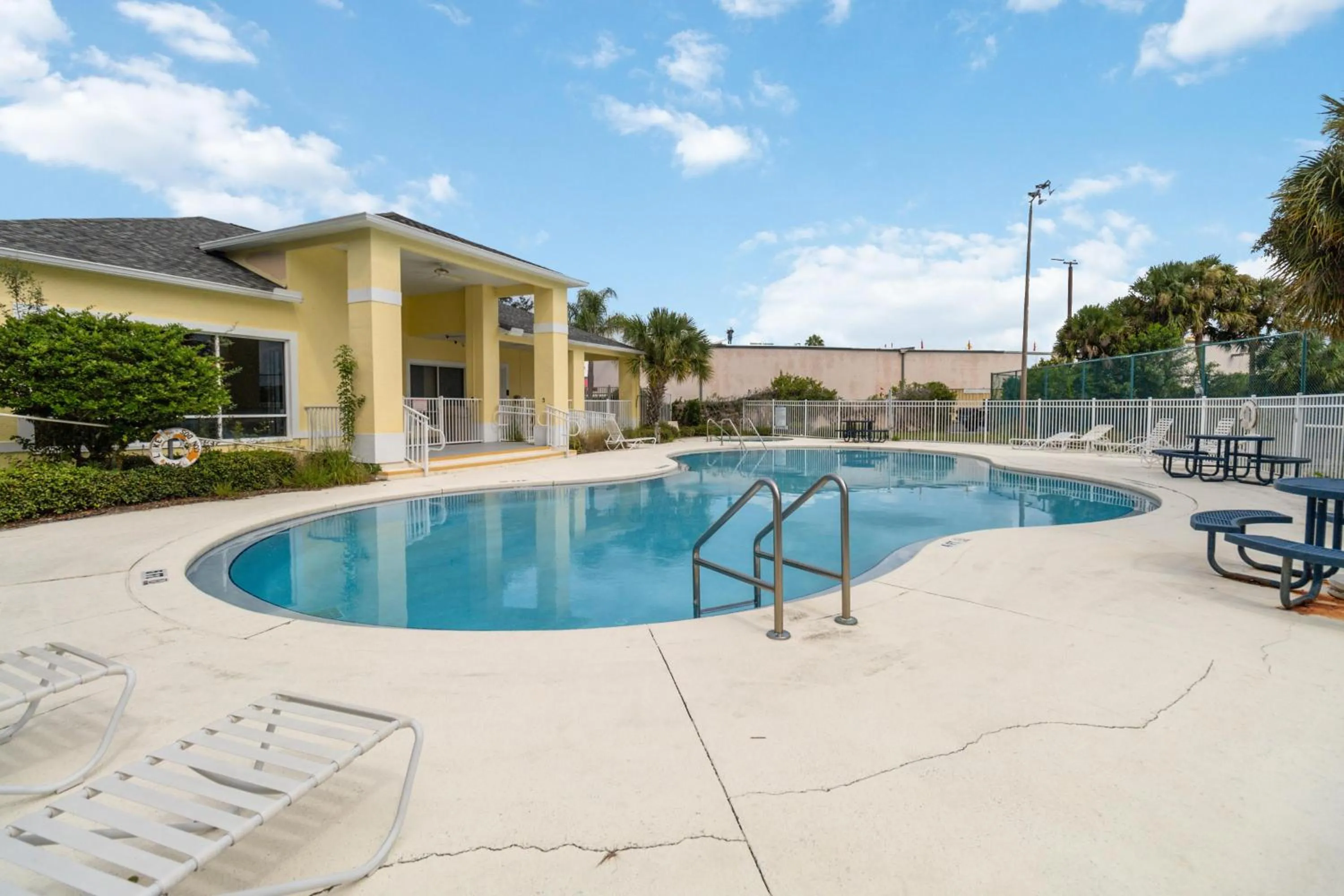 Property building in Huge Screened Patio That Overlooks Lake Buck, Near Famous Attractions!!