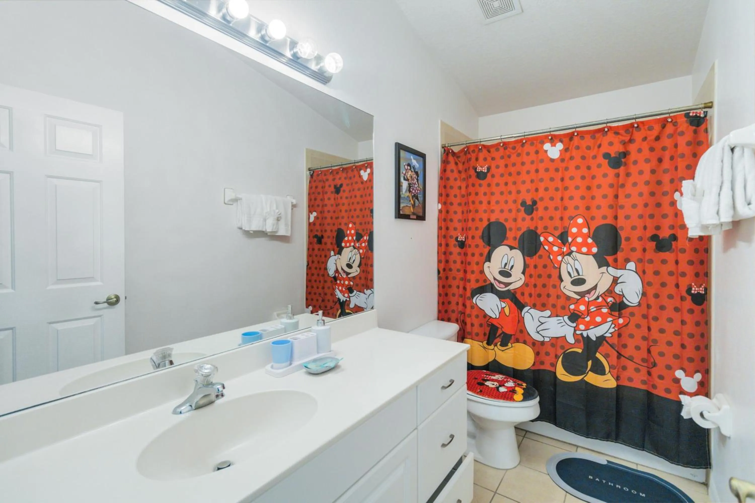 Property building in Huge Screened Patio That Overlooks Lake Buck, Near Famous Attractions!!