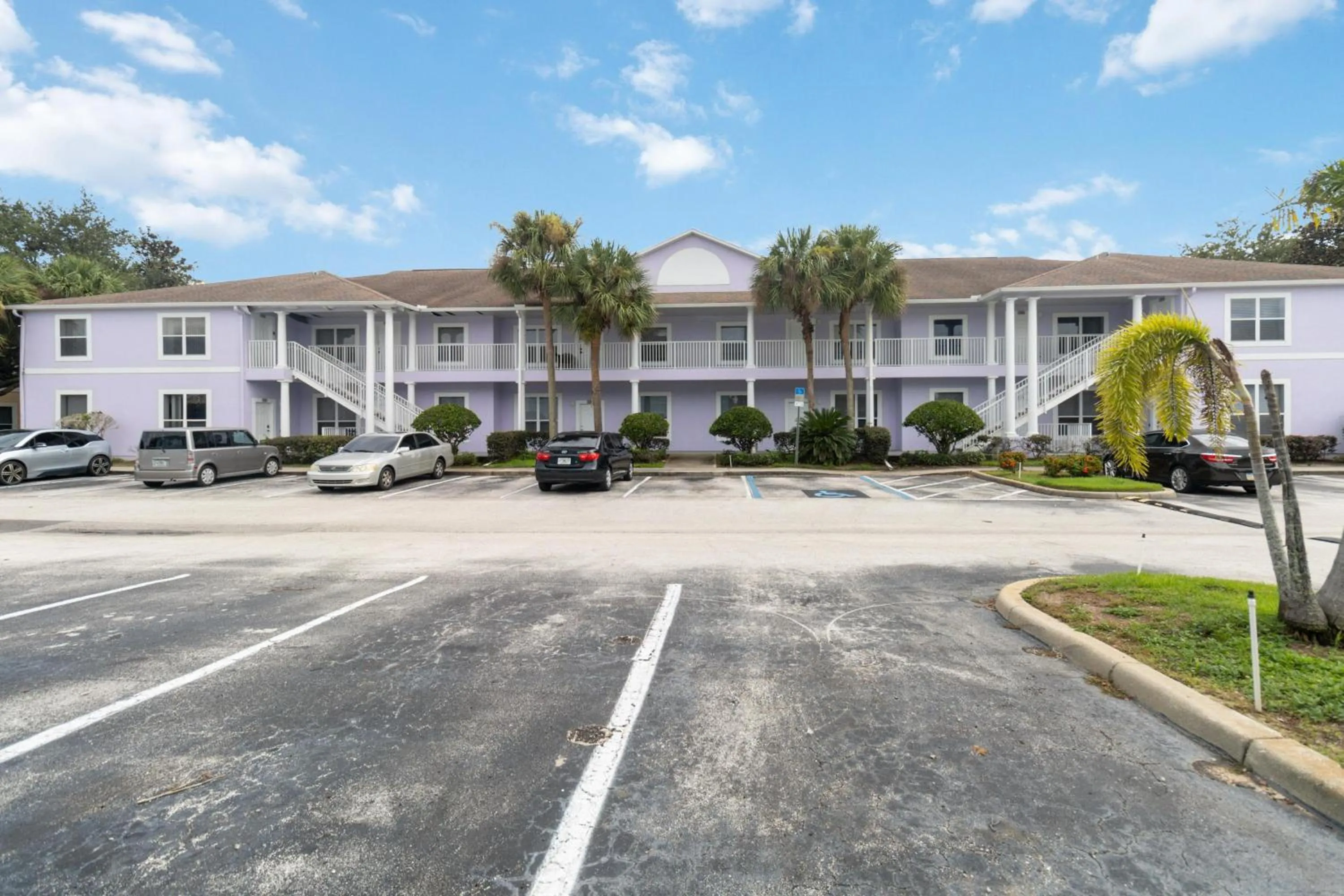 Property building in Huge Screened Patio That Overlooks Lake Buck, Near Famous Attractions!!