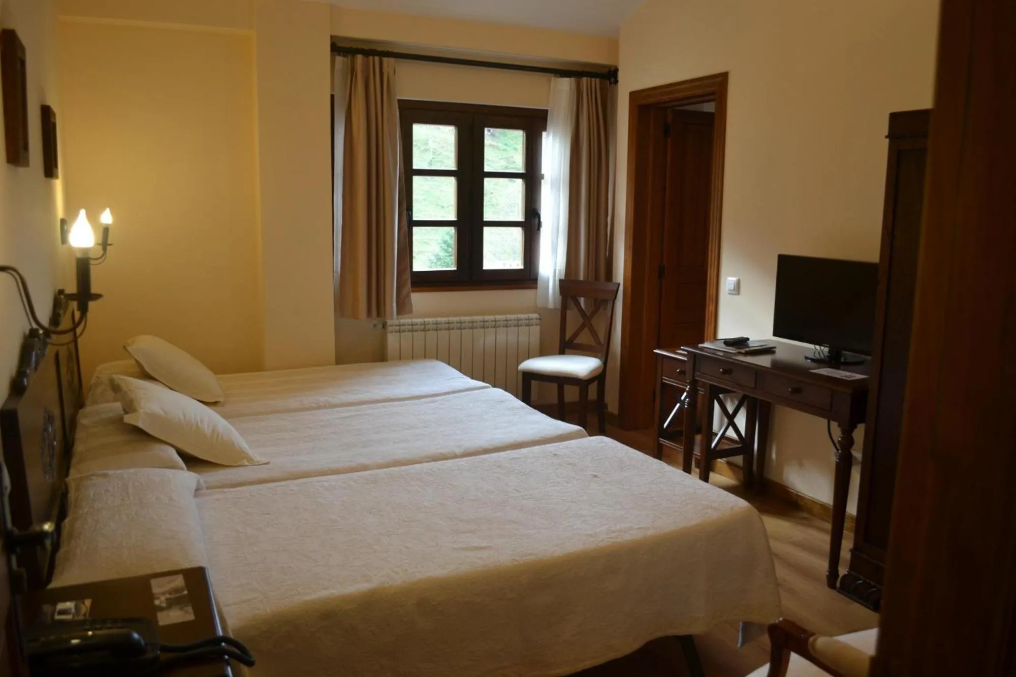 Photo of the whole room, Bed in Alesga Hotel Rural - Valles del Oso -Asturias