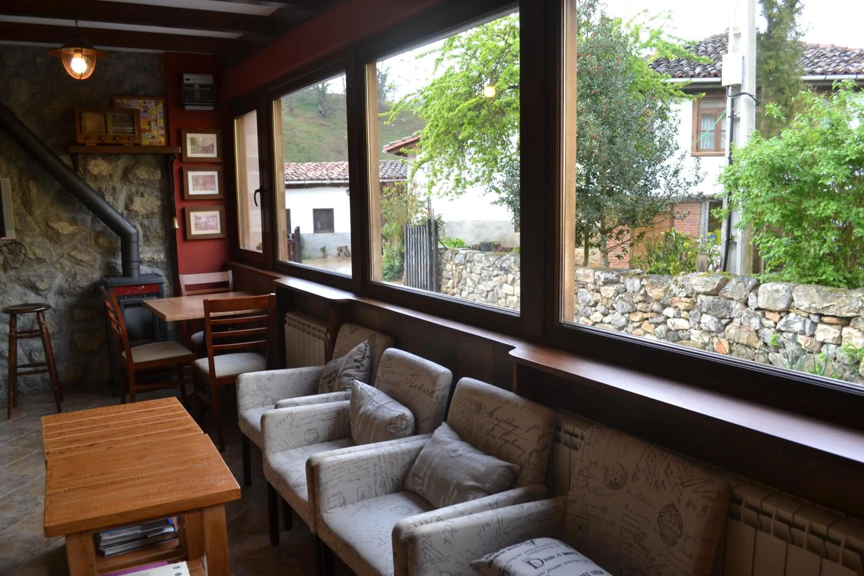 Lounge or bar in Alesga Hotel Rural - Valles del Oso -Asturias