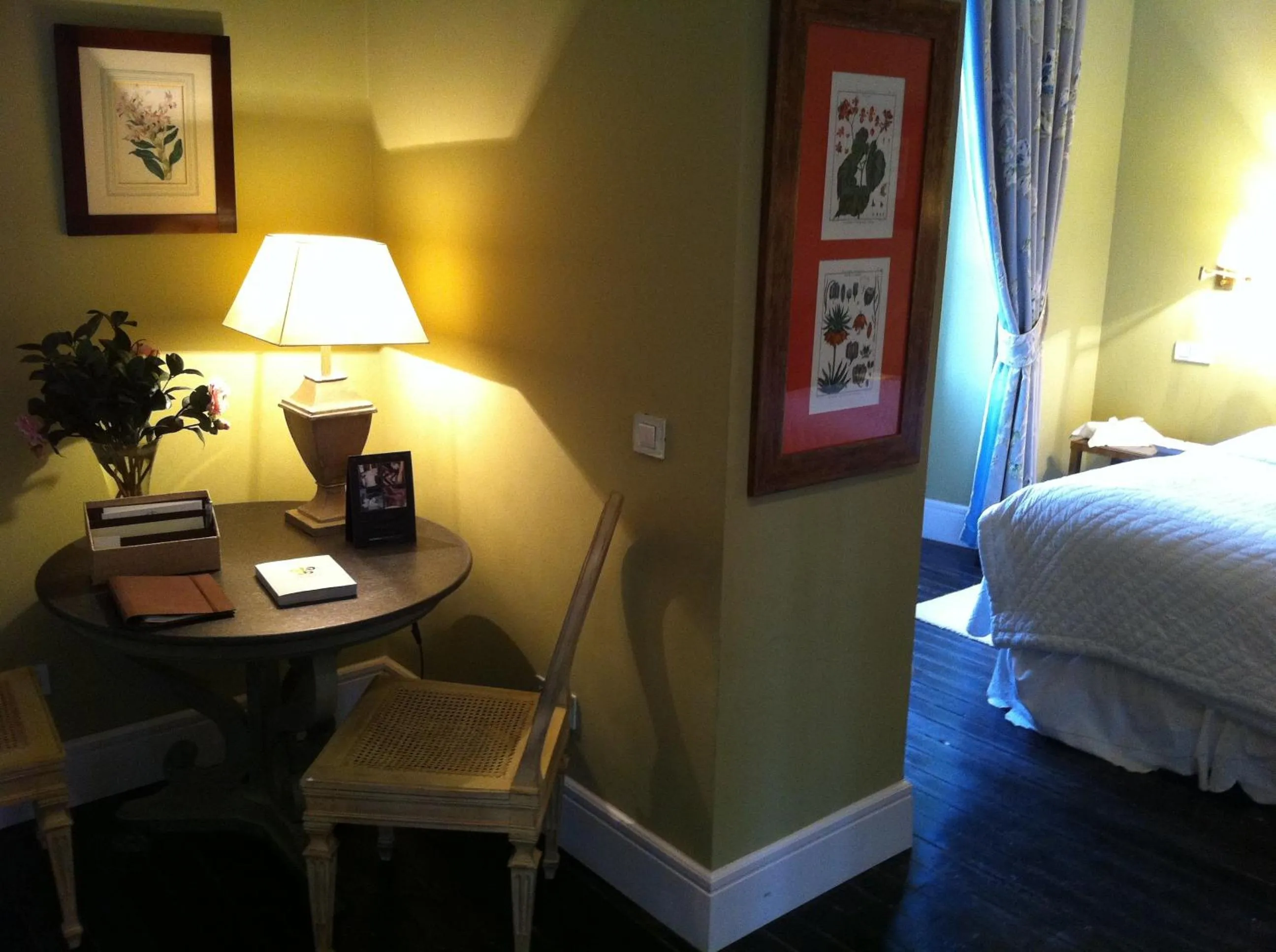 Seating area, Bed in Hotel Valdepalacios Gourmand 5* GL