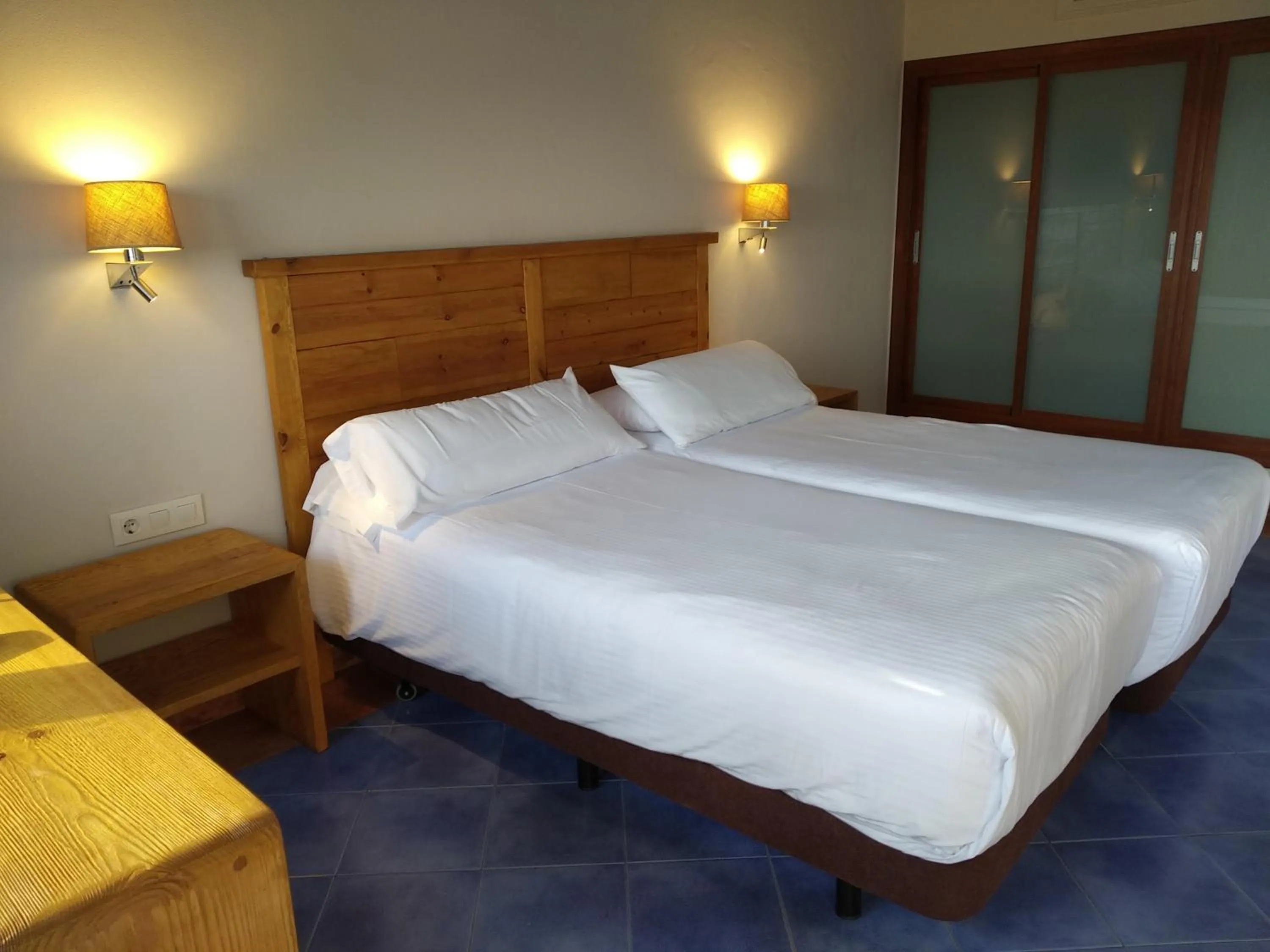 Bedroom, Bed in Beach Hotel Dos Mares