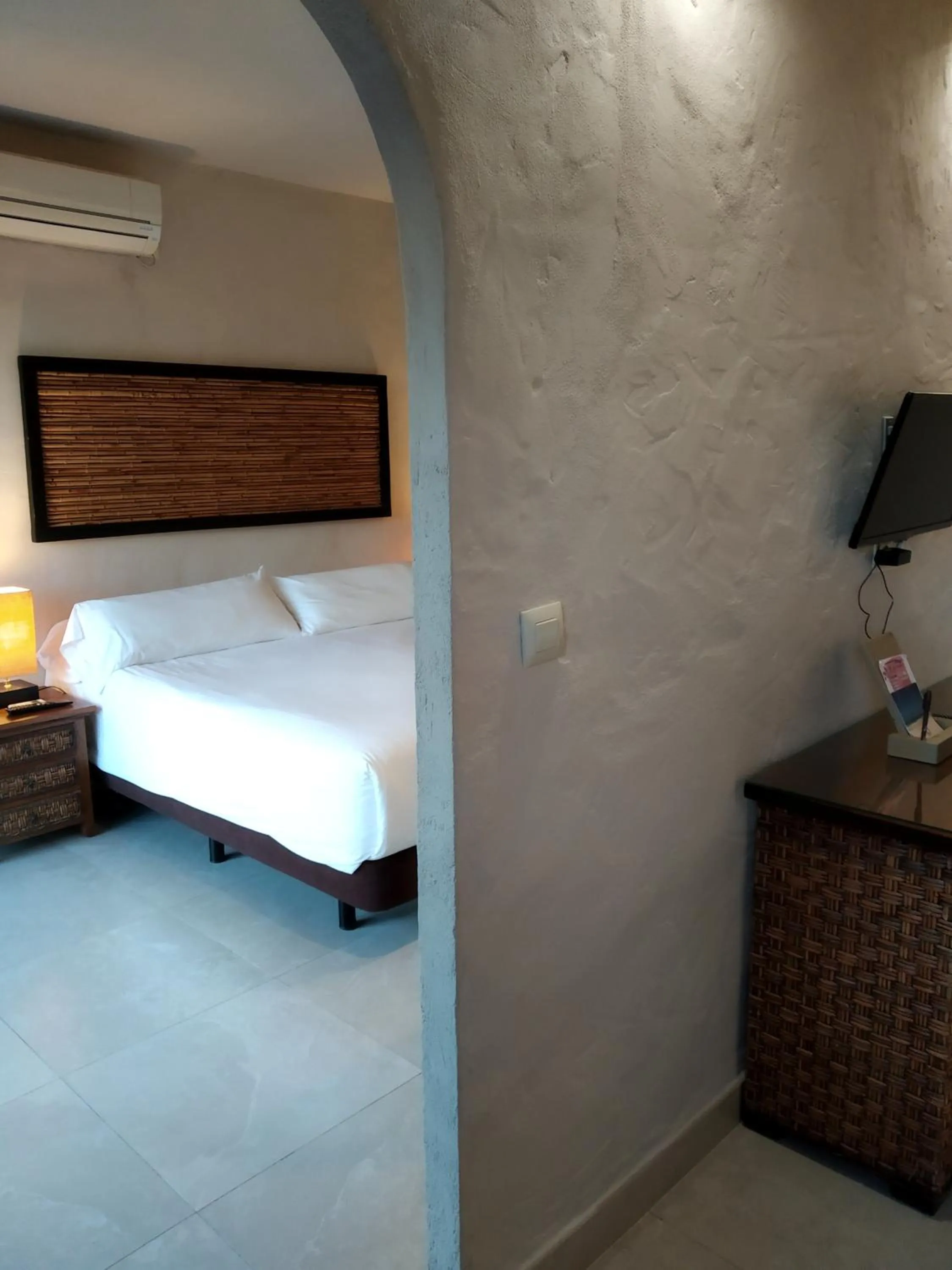 Bedroom, Bed in Beach Hotel Dos Mares