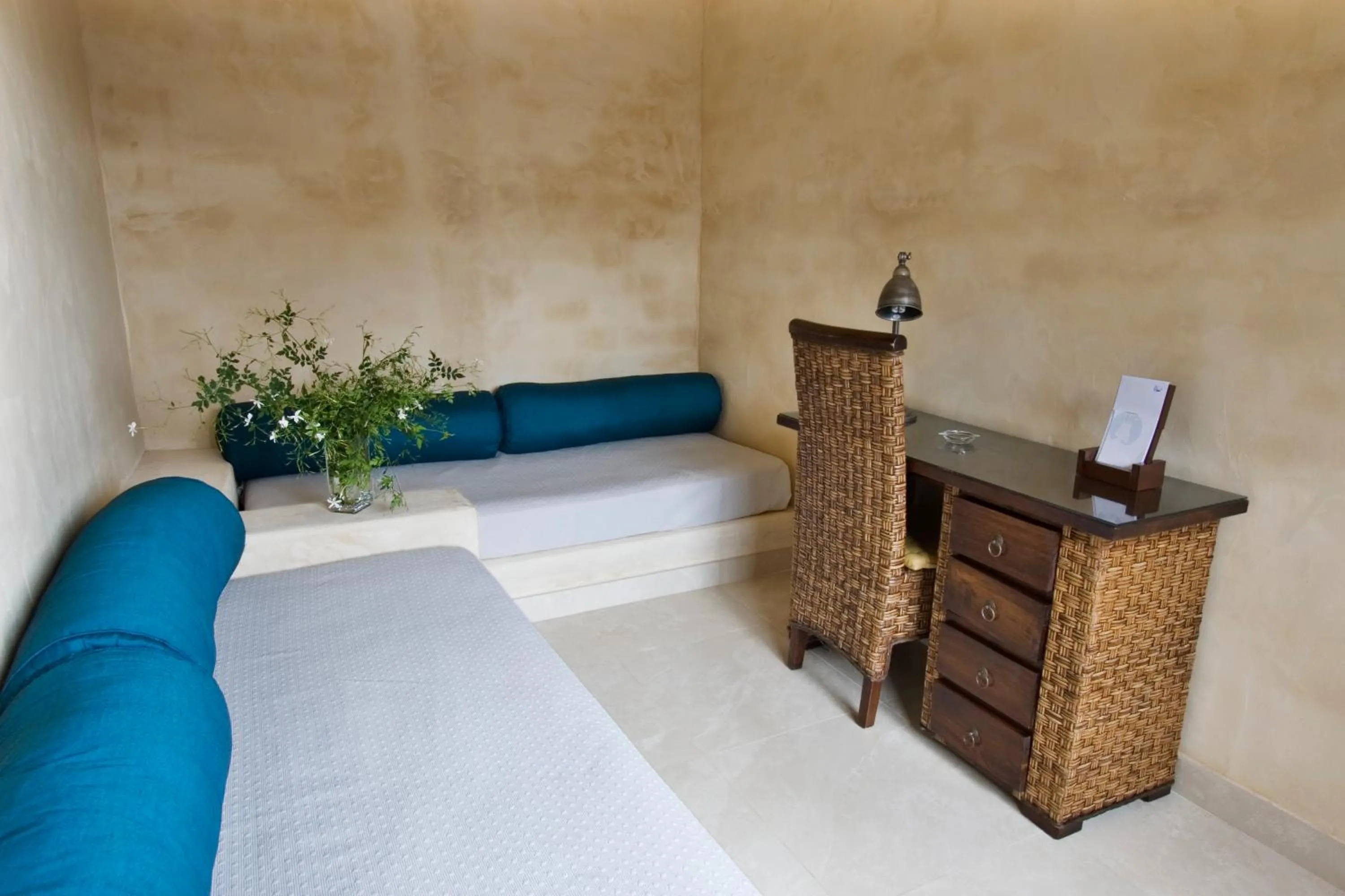 Living room, Bed in Beach Hotel Dos Mares