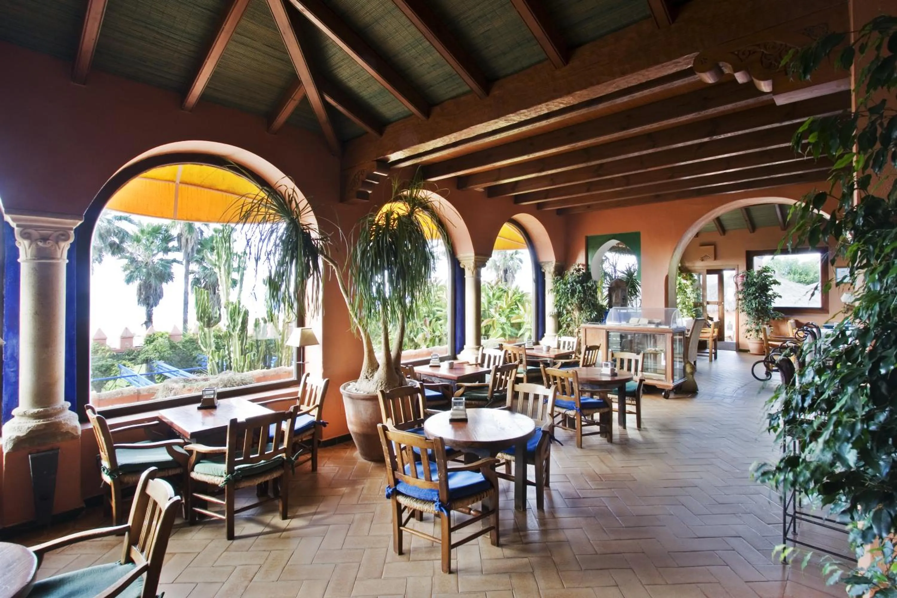 Lounge or bar in Beach Hotel Dos Mares