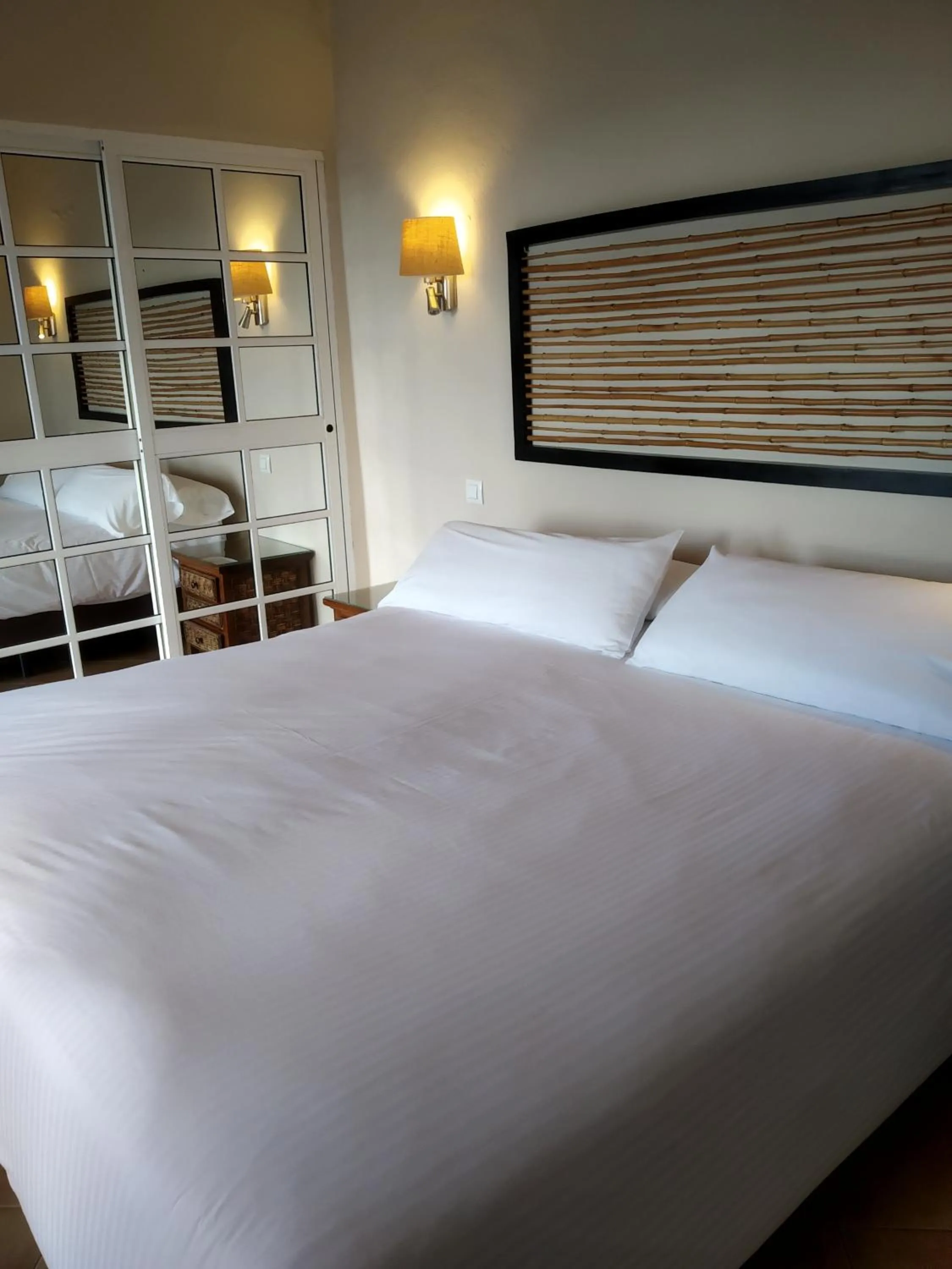 Bedroom, Bed in Beach Hotel Dos Mares