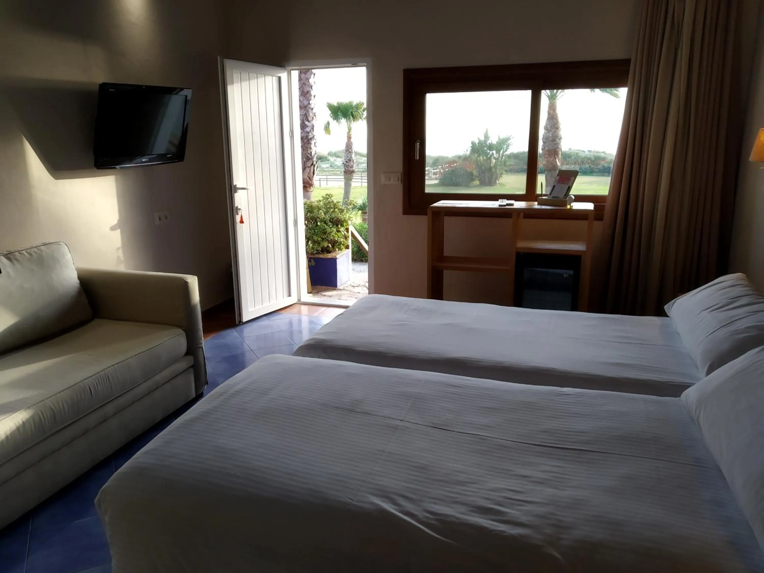 Garden view, Bed in Beach Hotel Dos Mares