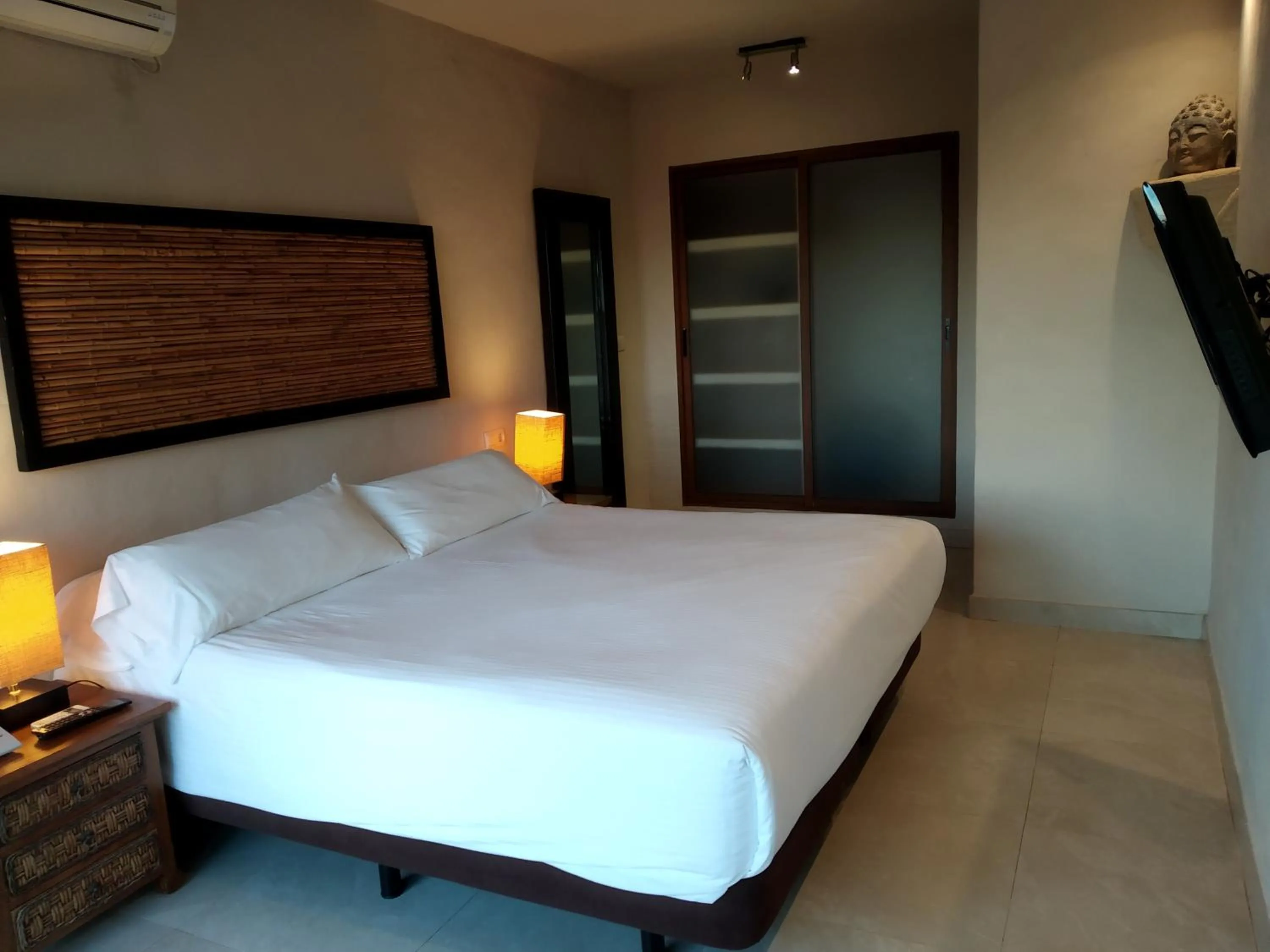 Bedroom, Bed in Beach Hotel Dos Mares