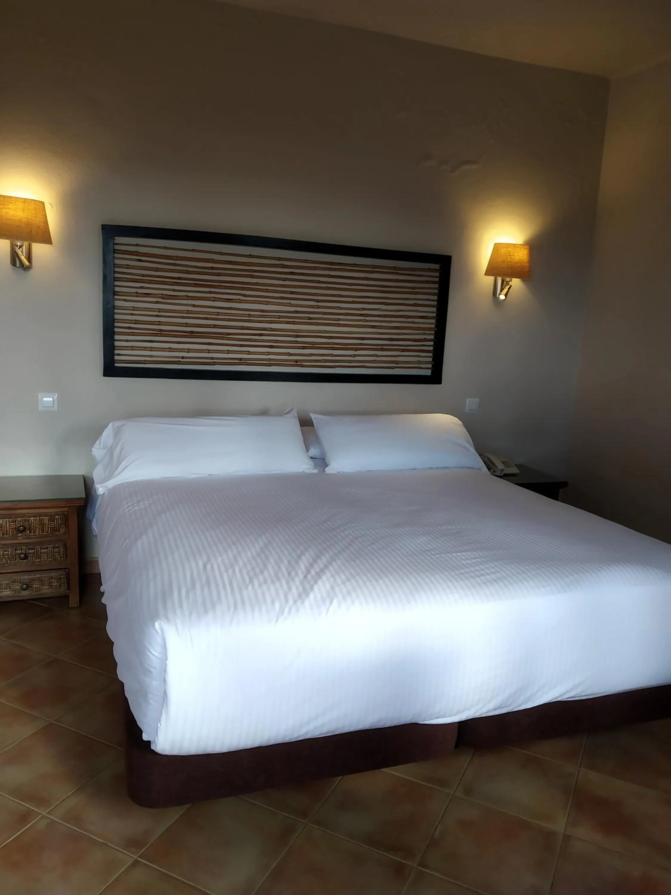 Bedroom, Bed in Beach Hotel Dos Mares
