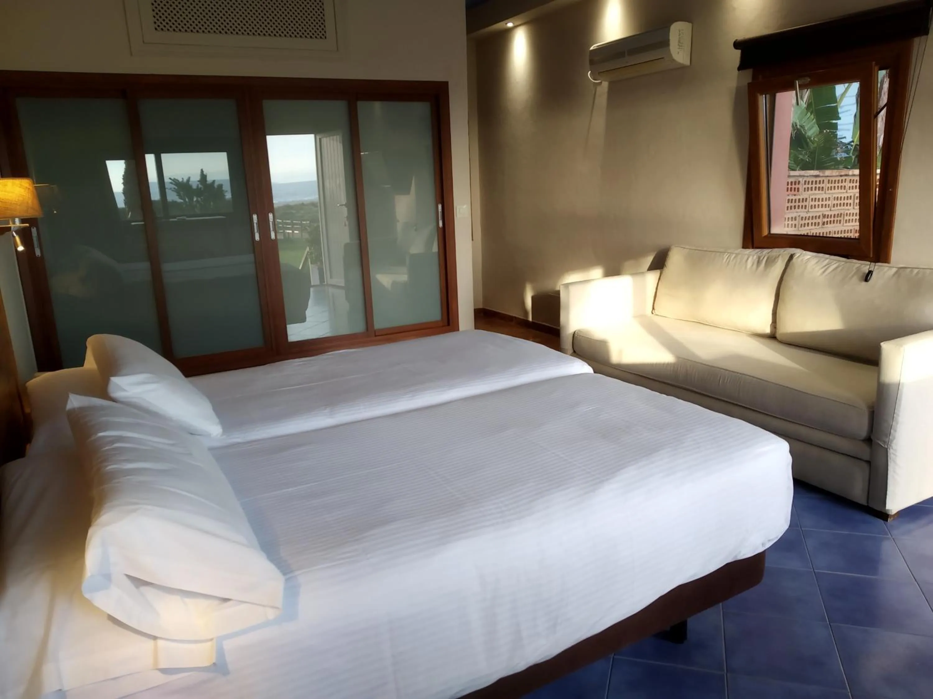 Bedroom, Bed in Beach Hotel Dos Mares