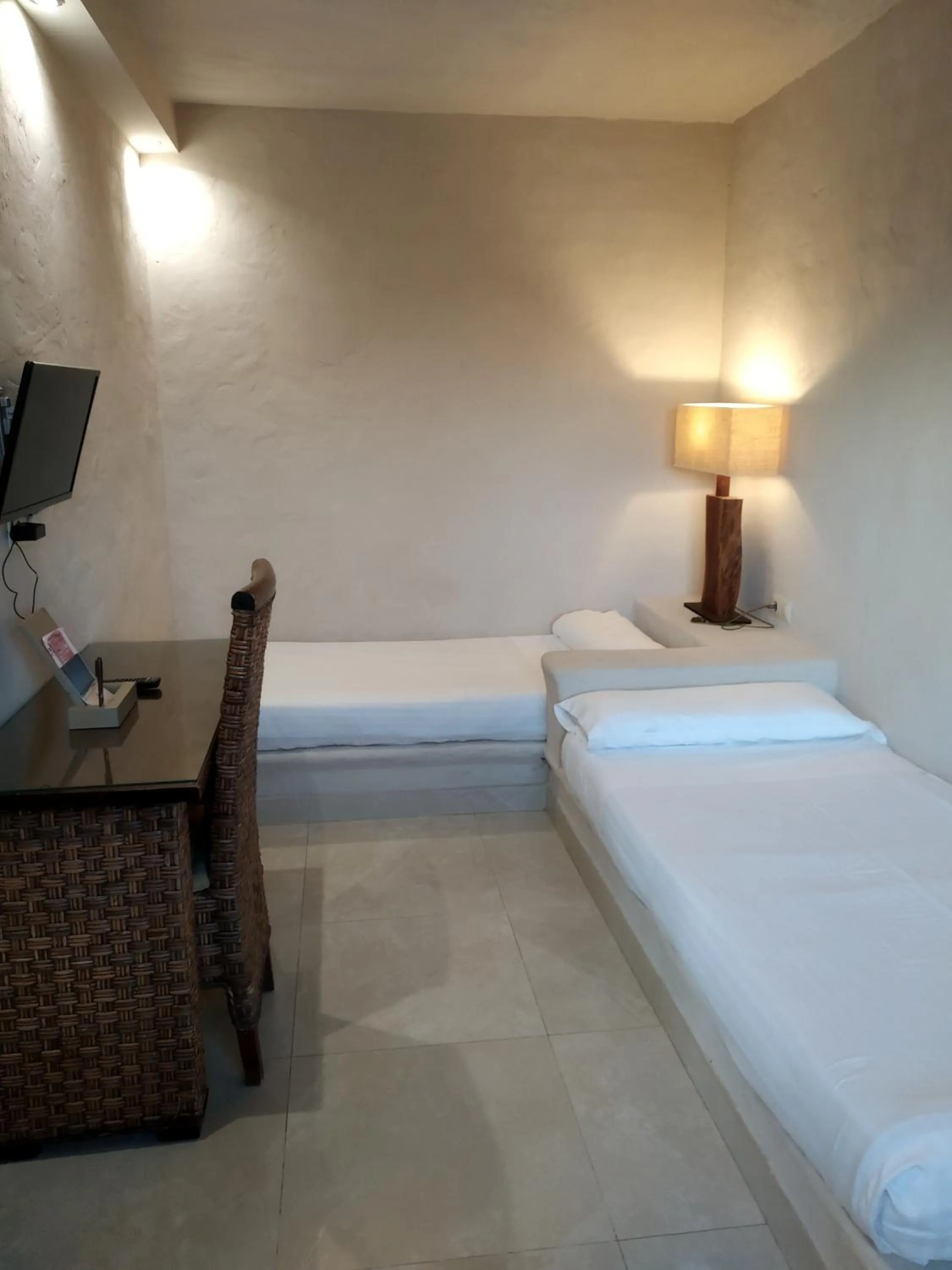 Communal lounge/ TV room, Bed in Beach Hotel Dos Mares