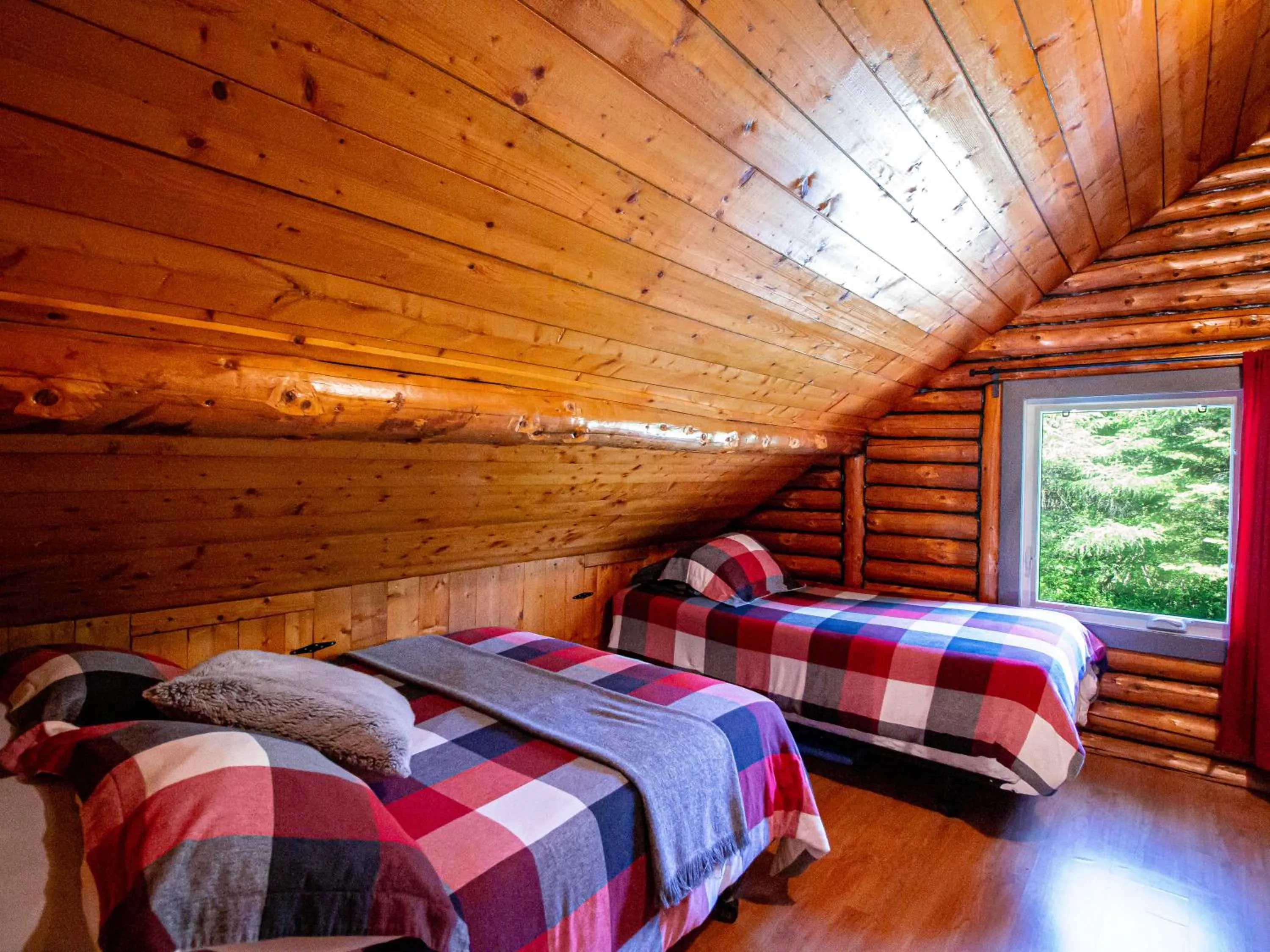 Bed in Les Chalets Tourisma - Chalet en bois rond avec spa - Chalet du 4e
