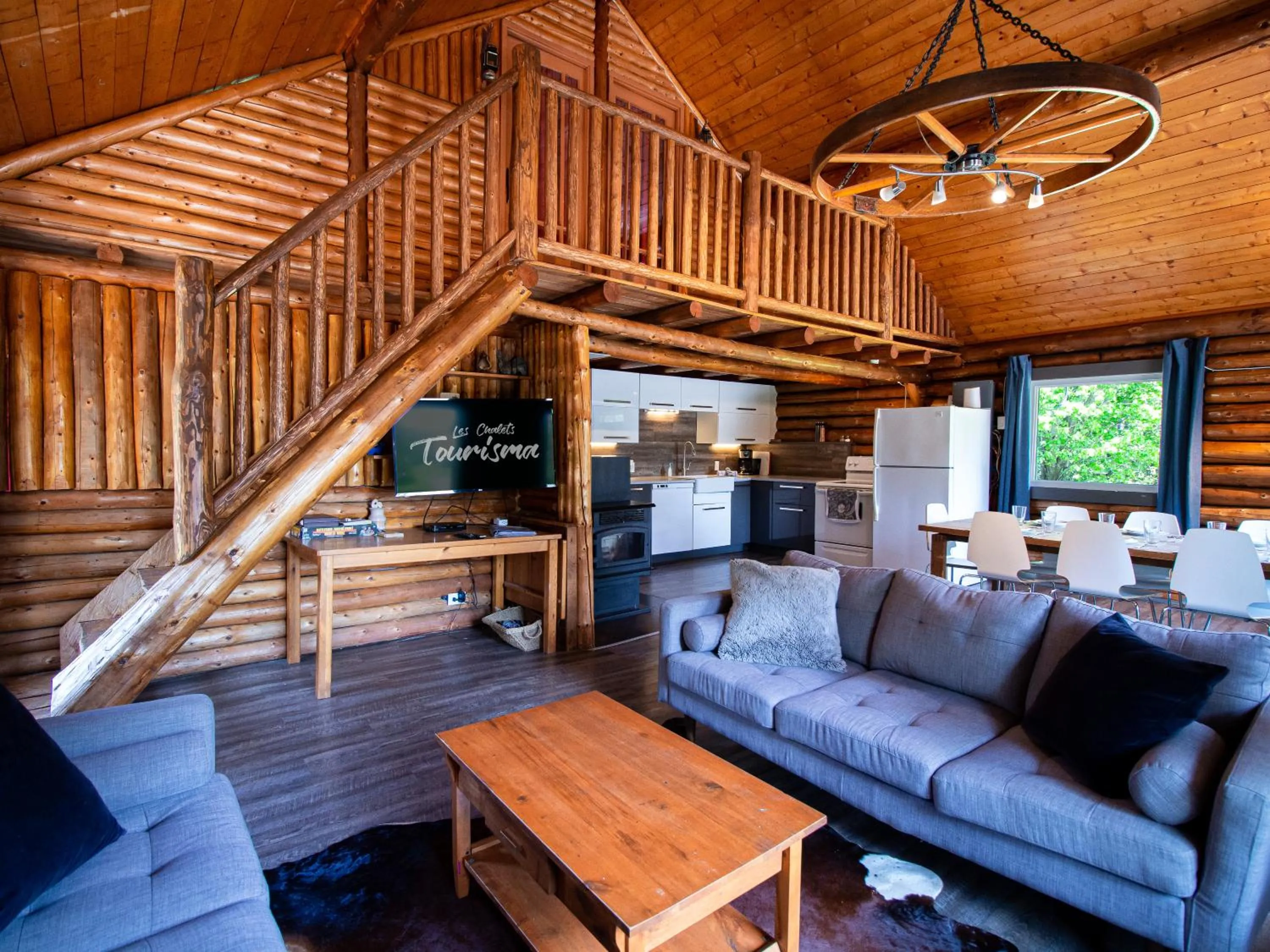 Communal lounge/ TV room in Les Chalets Tourisma - Chalet en bois rond avec spa - Chalet du 4e