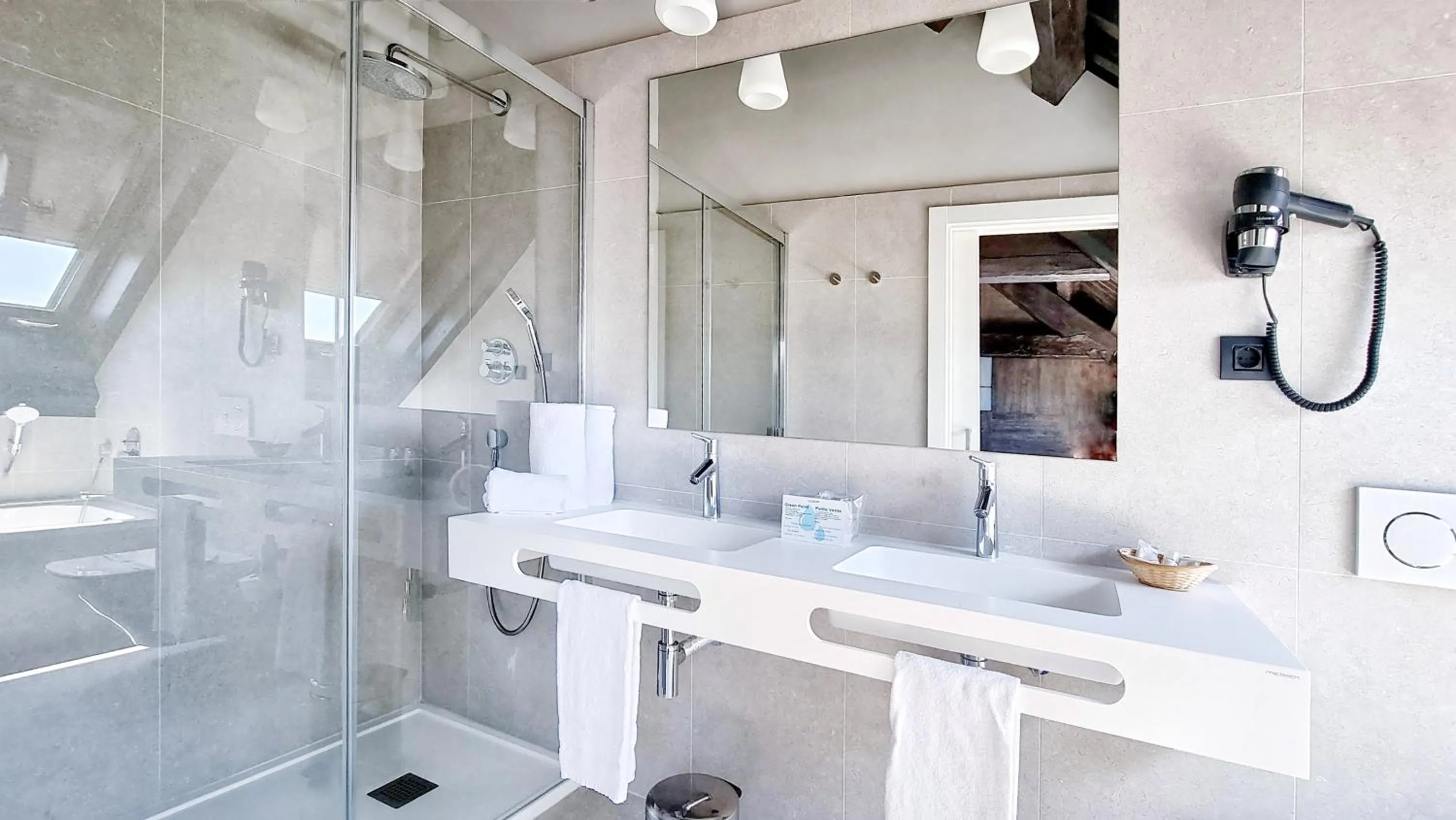 Shower in Hotel Sant Agustí