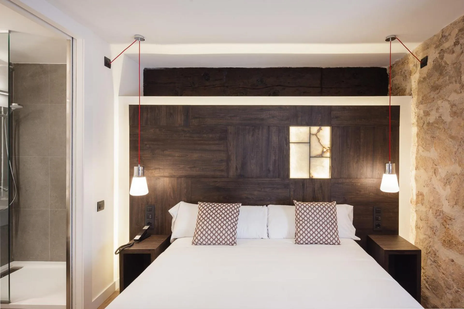 Shower, Bed in Hotel Sant Agustí