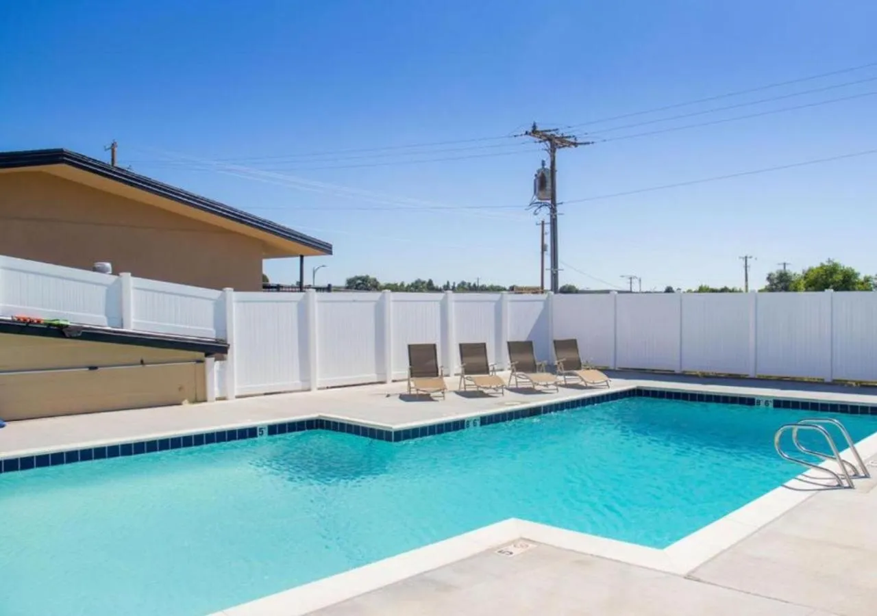 Swimming pool in Bears Ears Inn