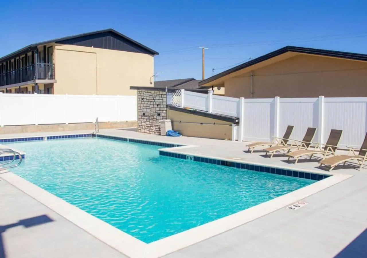 Swimming pool in Bears Ears Inn
