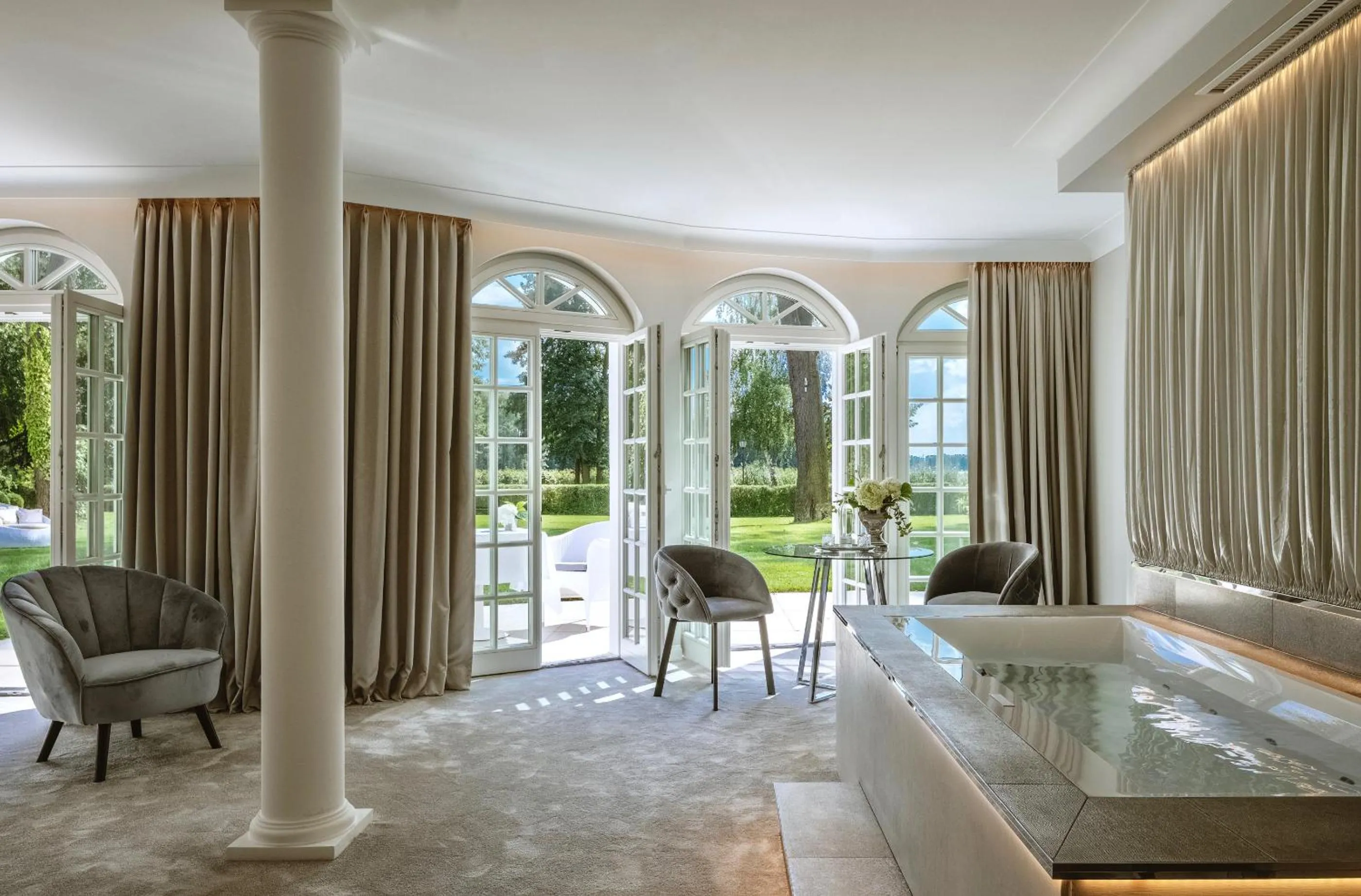 Hot Tub in Villa Contessa - Luxury Spa Hotels