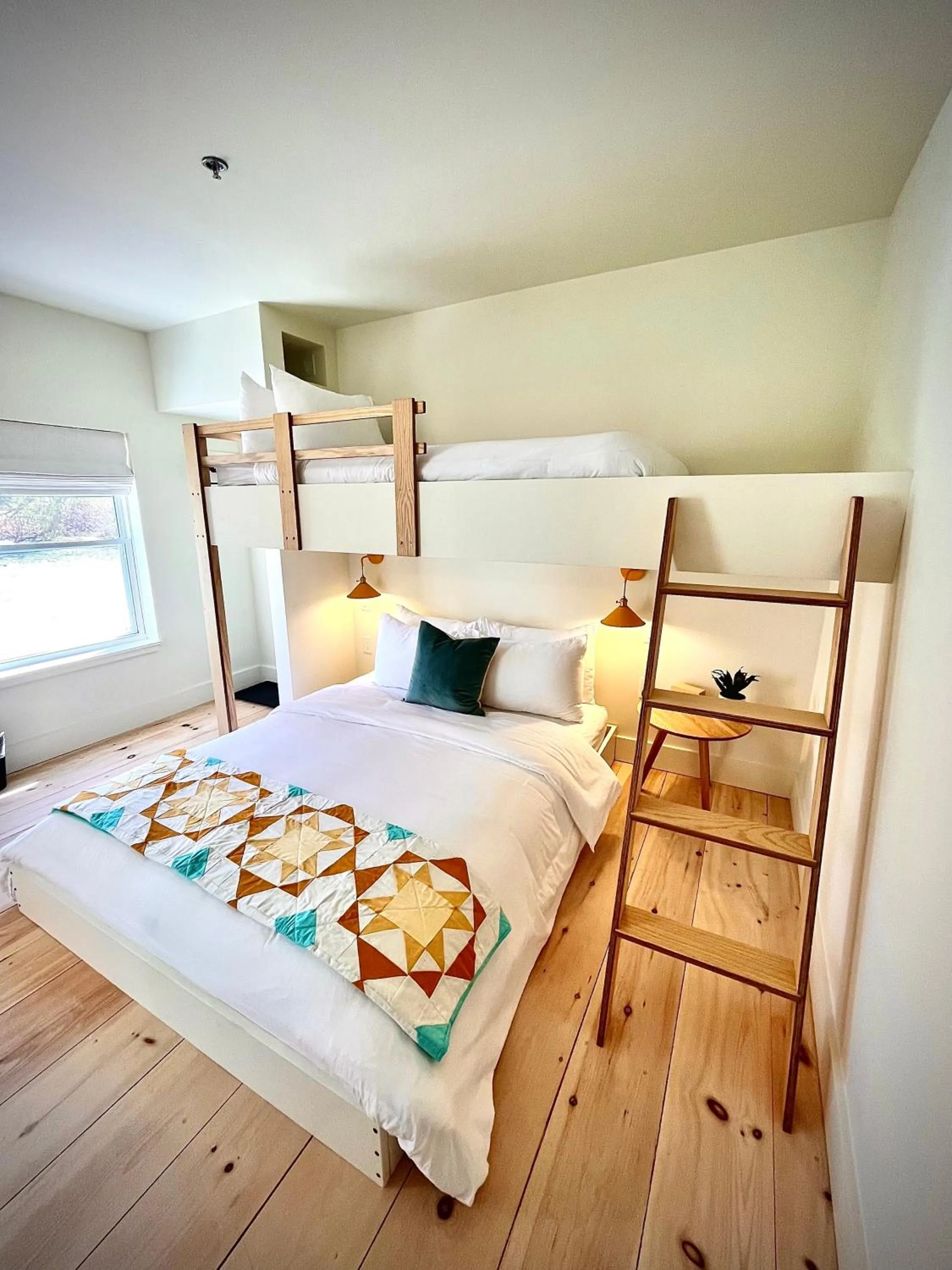 bunk bed, Bed in The August House