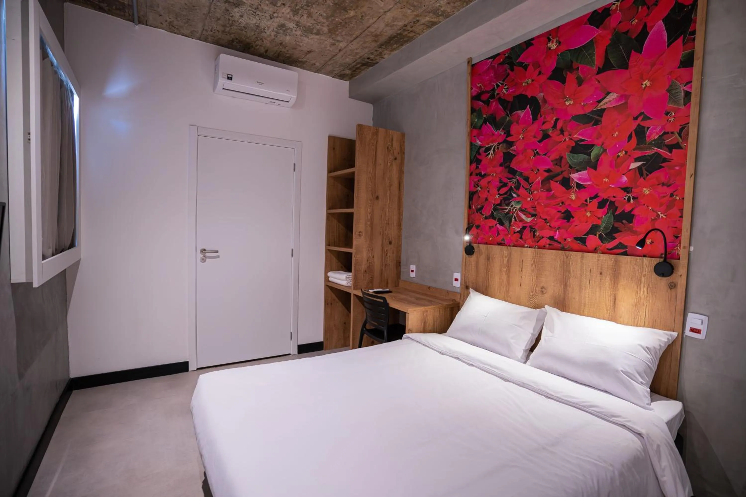 Photo of the whole room, Bed in CAMPOS DE HOLAMBRA INN