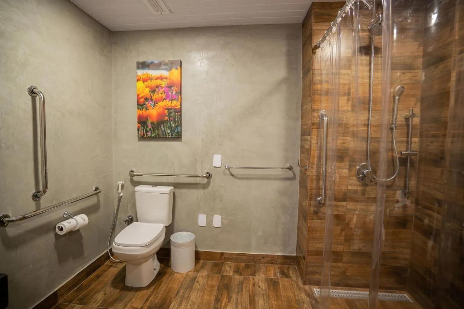 Bathroom in CAMPOS DE HOLAMBRA INN