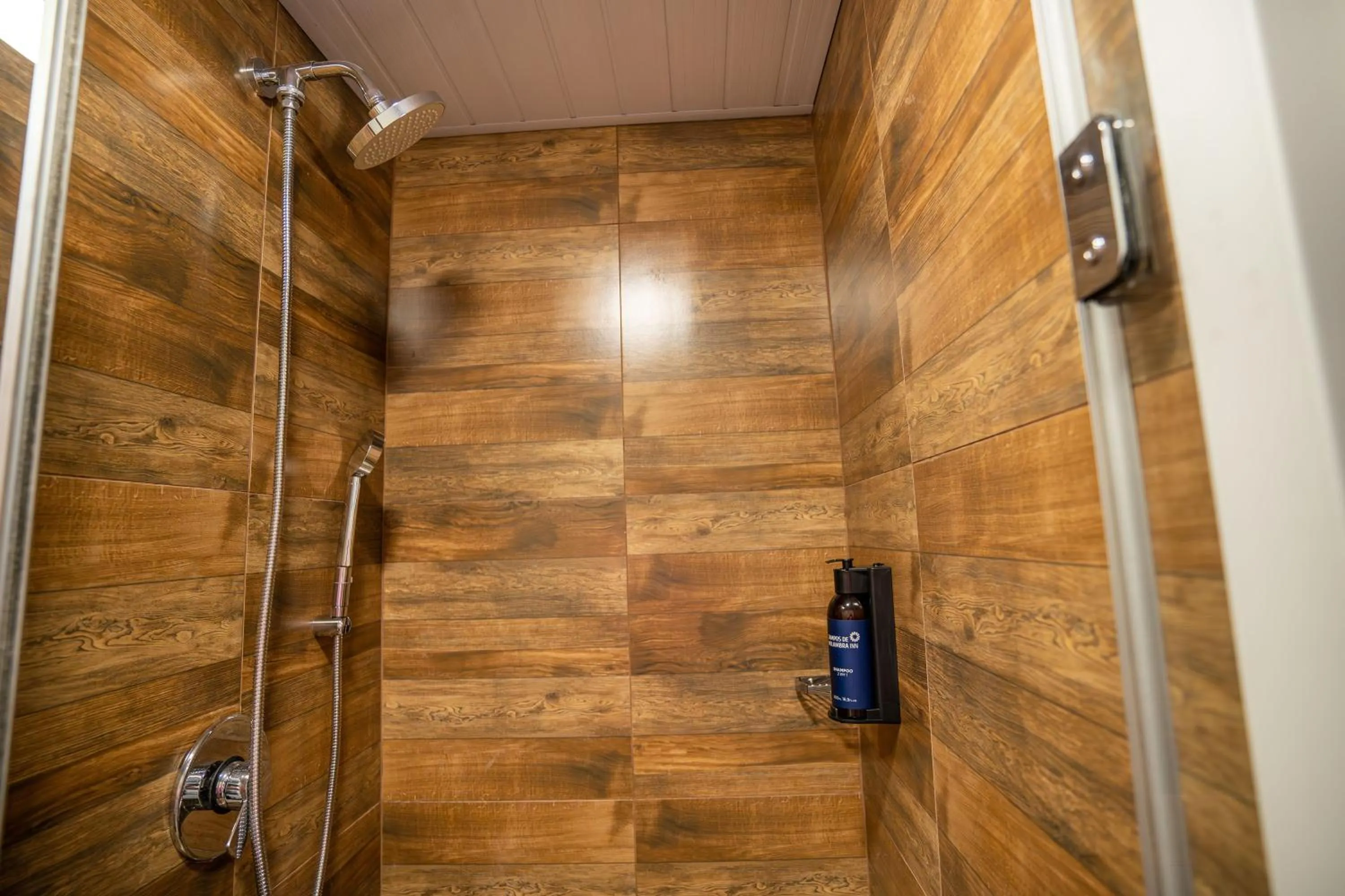 Shower in CAMPOS DE HOLAMBRA INN