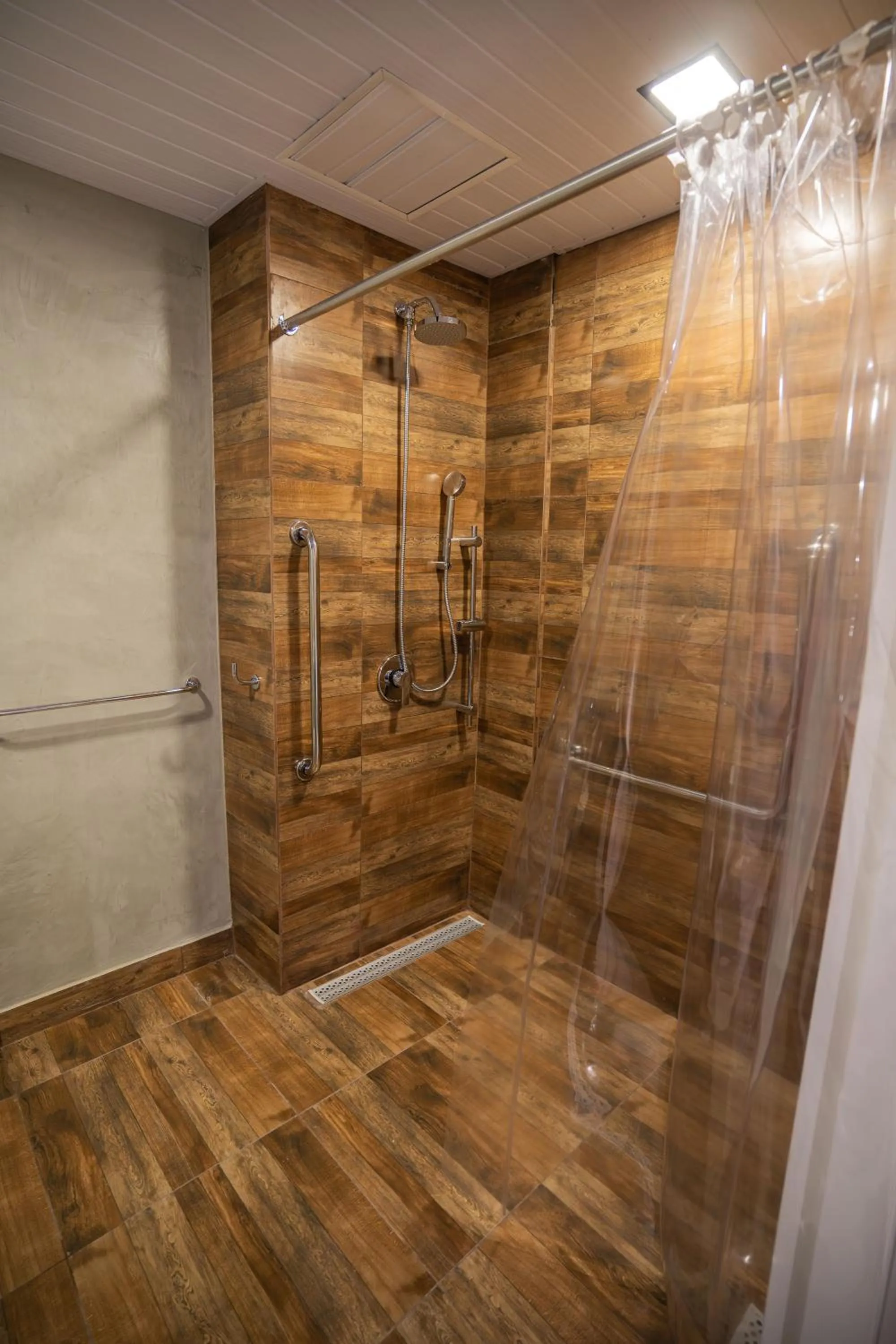 Shower in CAMPOS DE HOLAMBRA INN