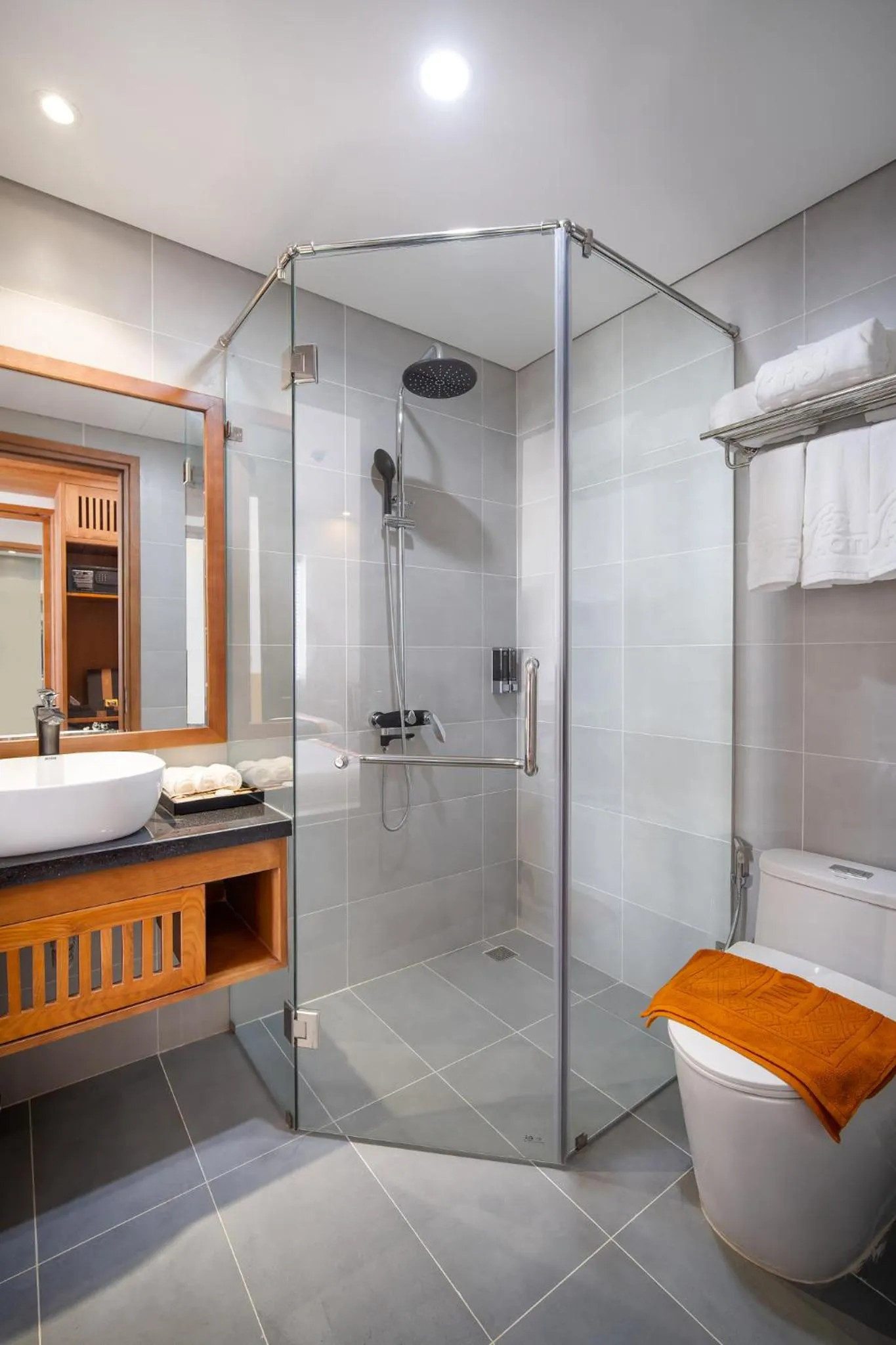 Shower in Yes Hotel Đà Nẵng