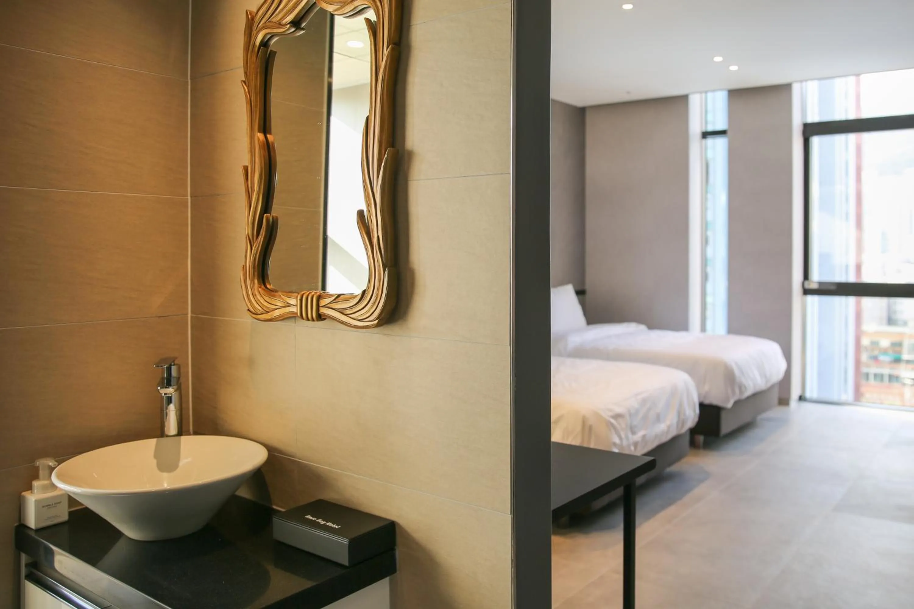 Bathroom, Bed in Rose Bay Hotel