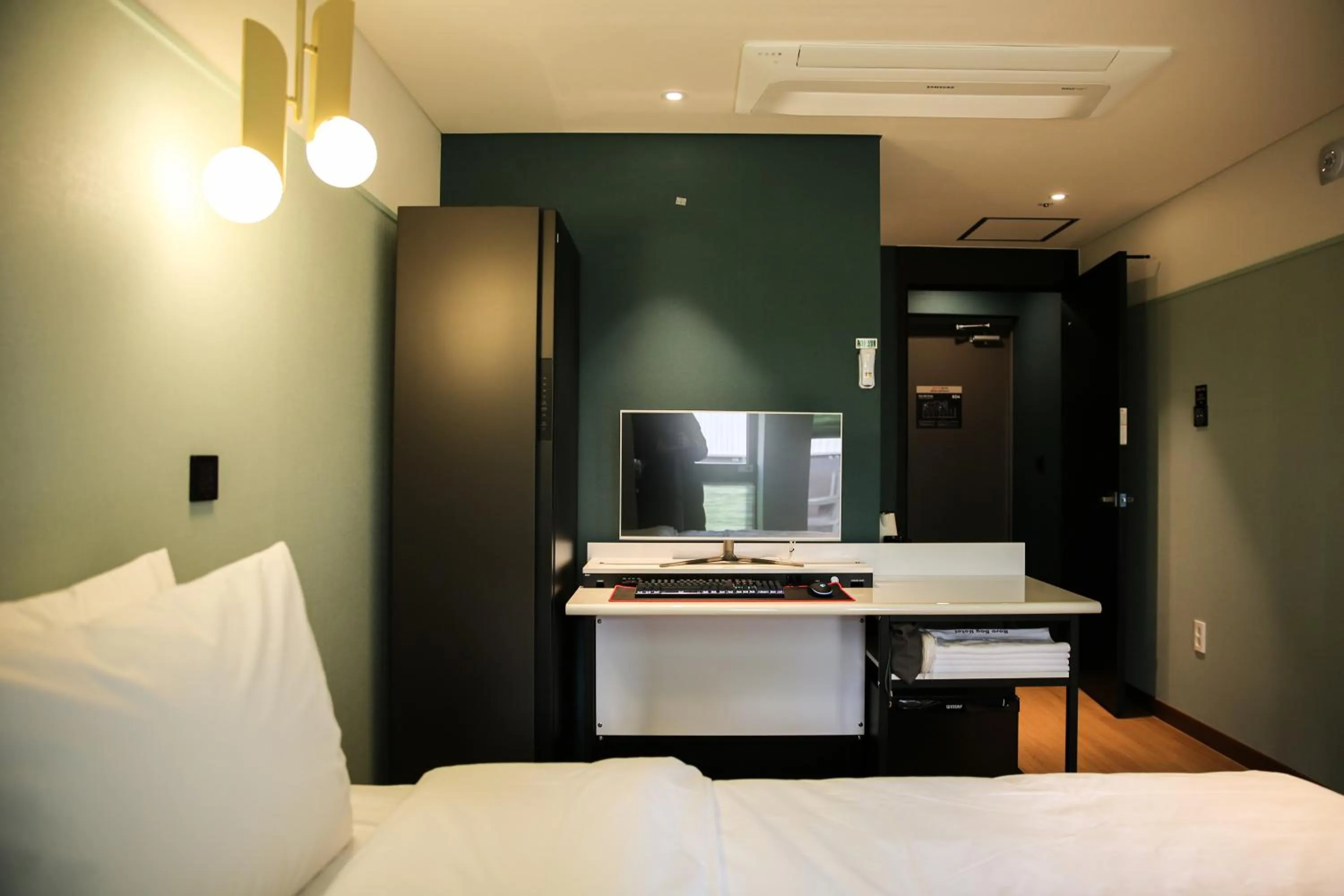 Photo of the whole room, Bed in Rose Bay Hotel