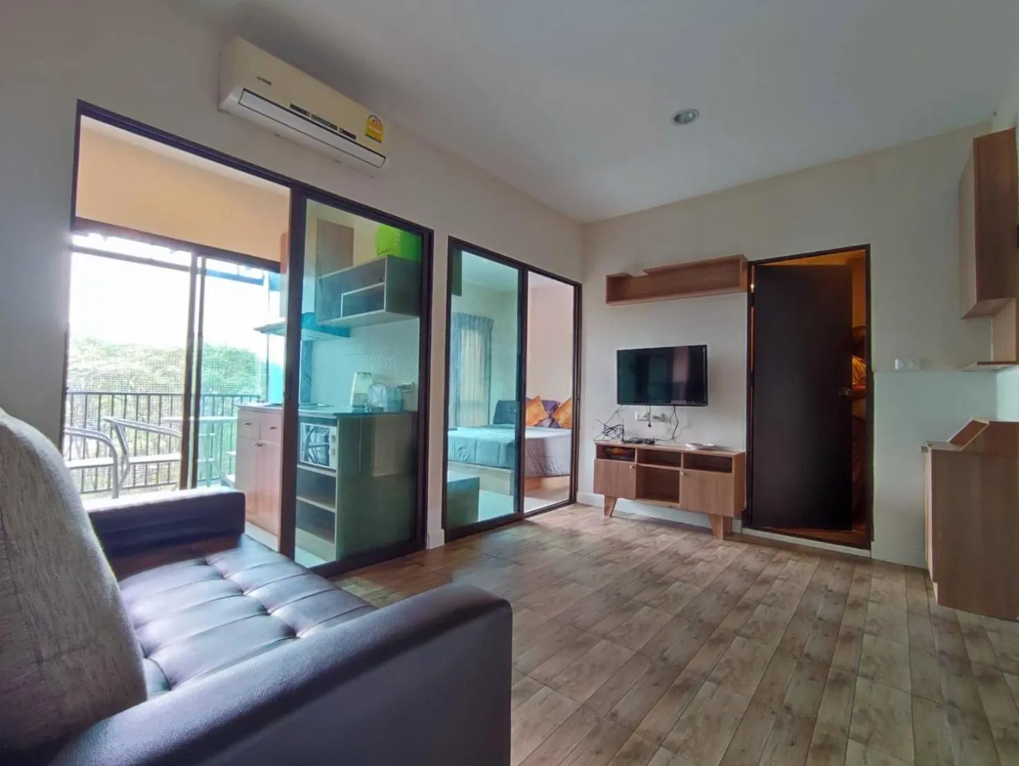 Living room in Deluxe Rooms by Suwan Style Agency