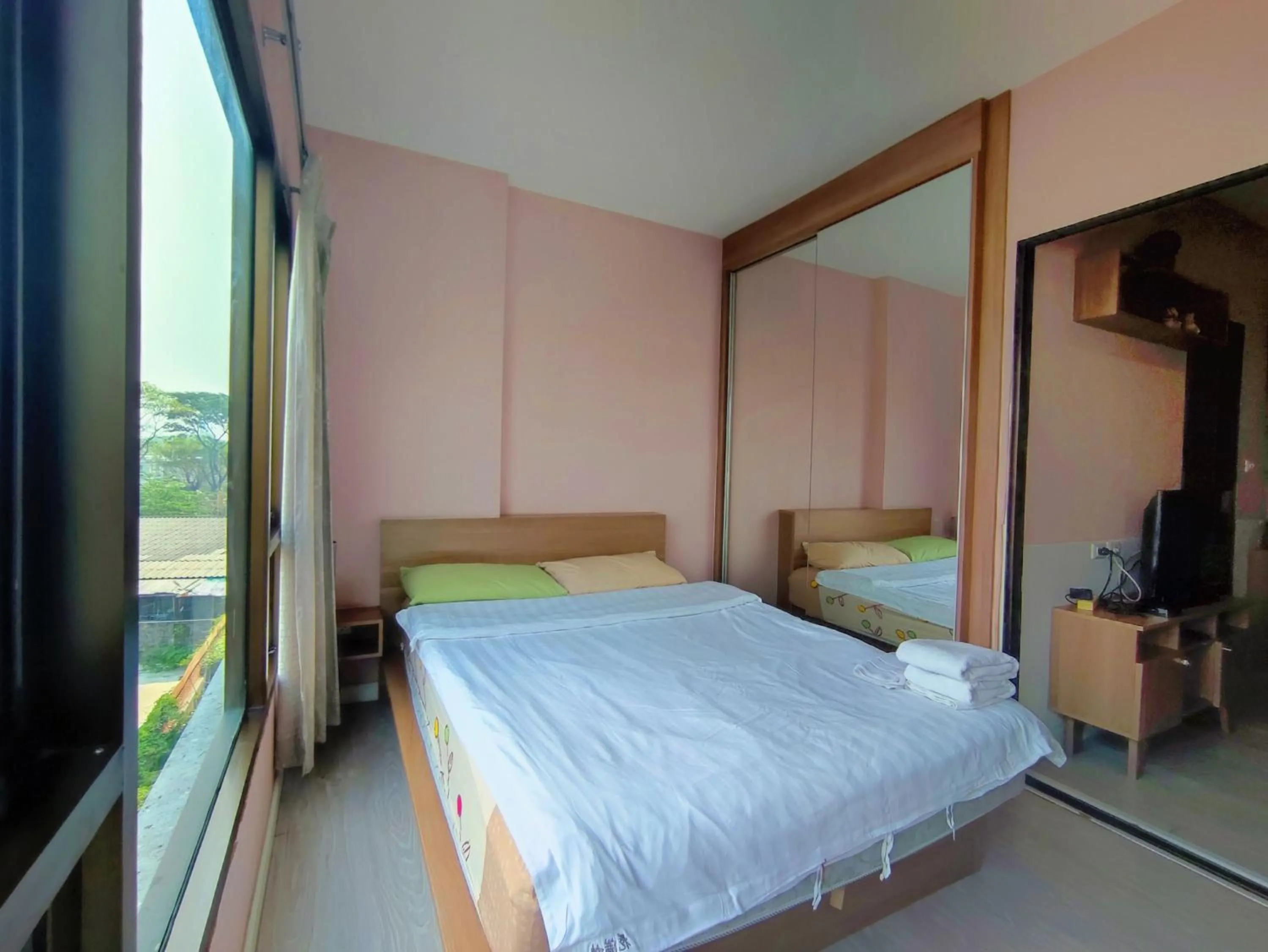 Bedroom, Bed in Deluxe Rooms by Suwan Style Agency
