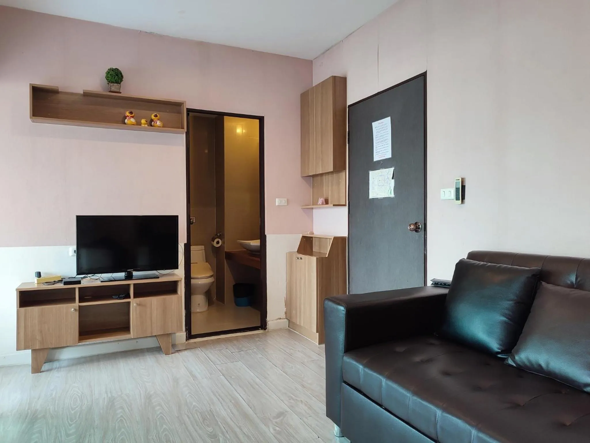 Living room in Deluxe Rooms by Suwan Style Agency