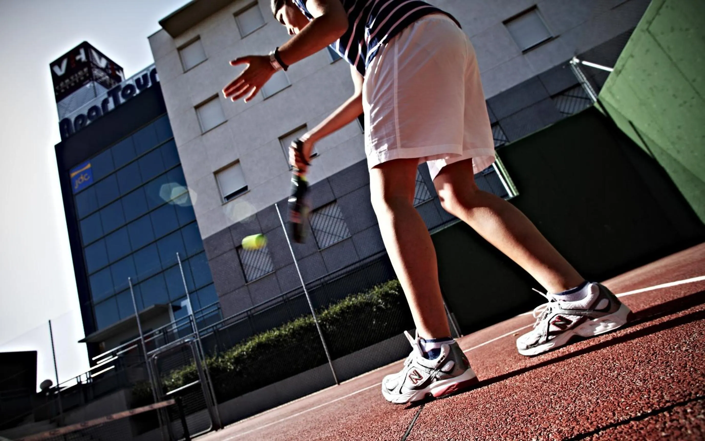 Tennis court in Apartamentos Vértice Sevilla Aljarafe