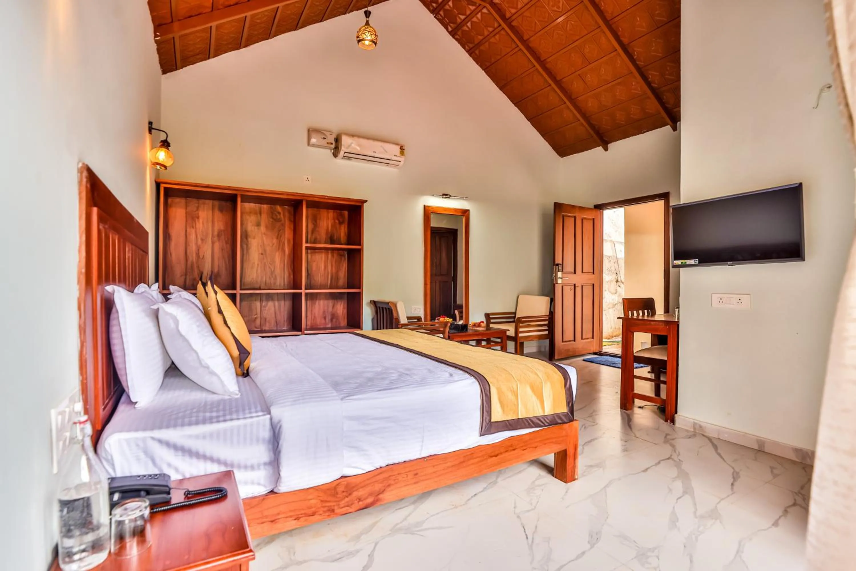 Bedroom, Bed in Hill Crest Resort - Coorg