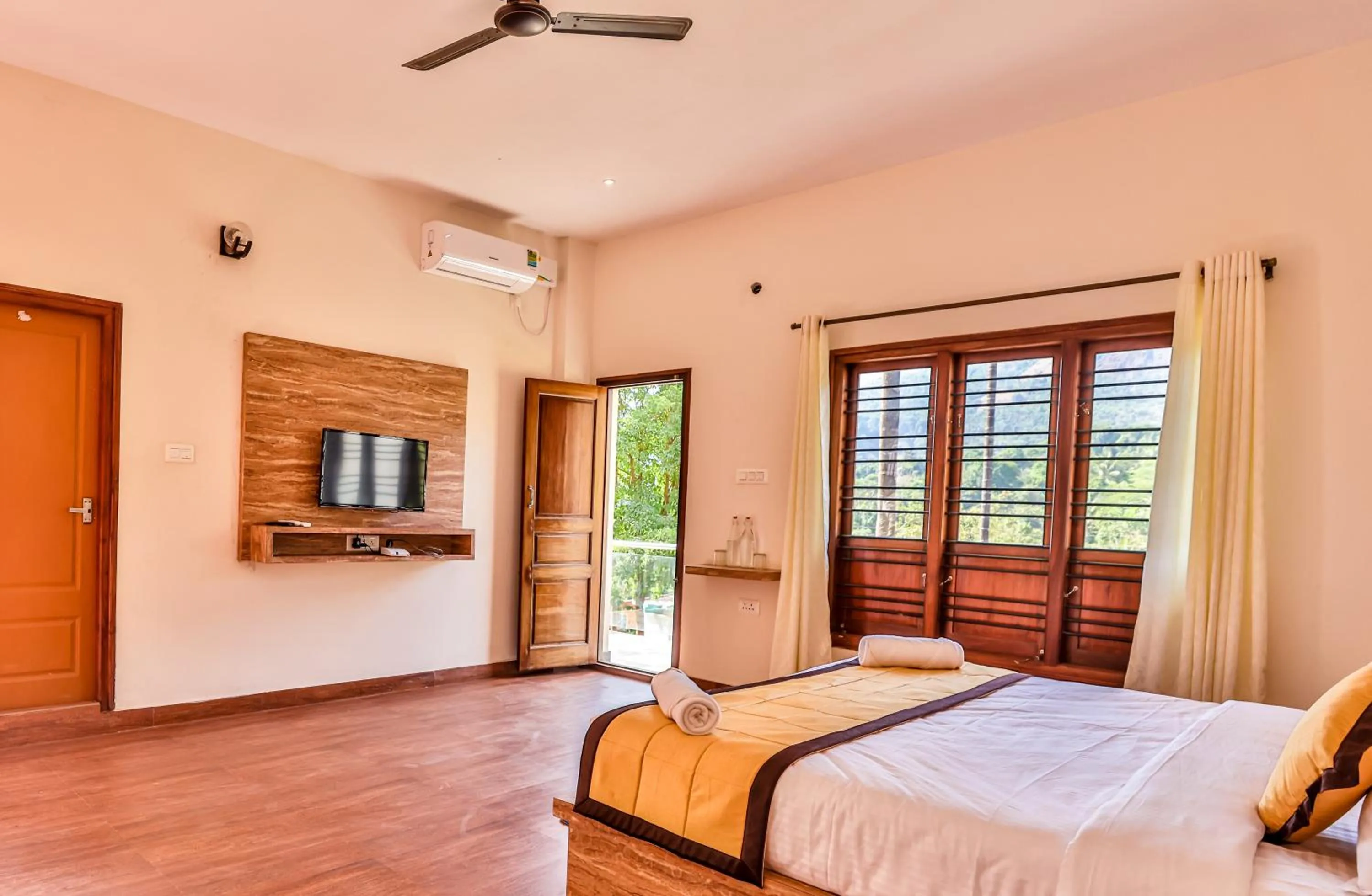 Bedroom, Bed in Hill Crest Resort - Coorg