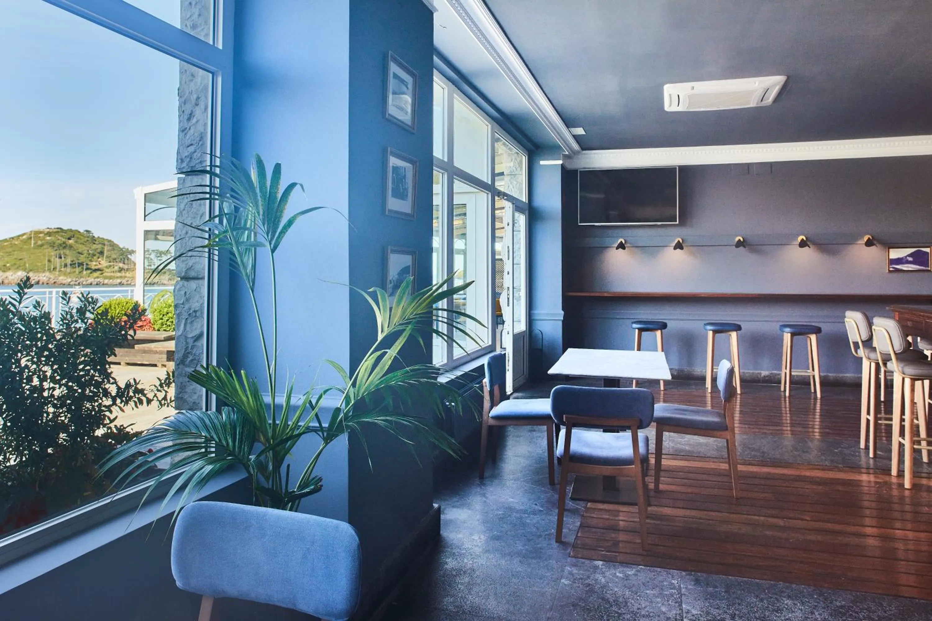 Lounge or bar in Hotel Silken Palacio Uribarren